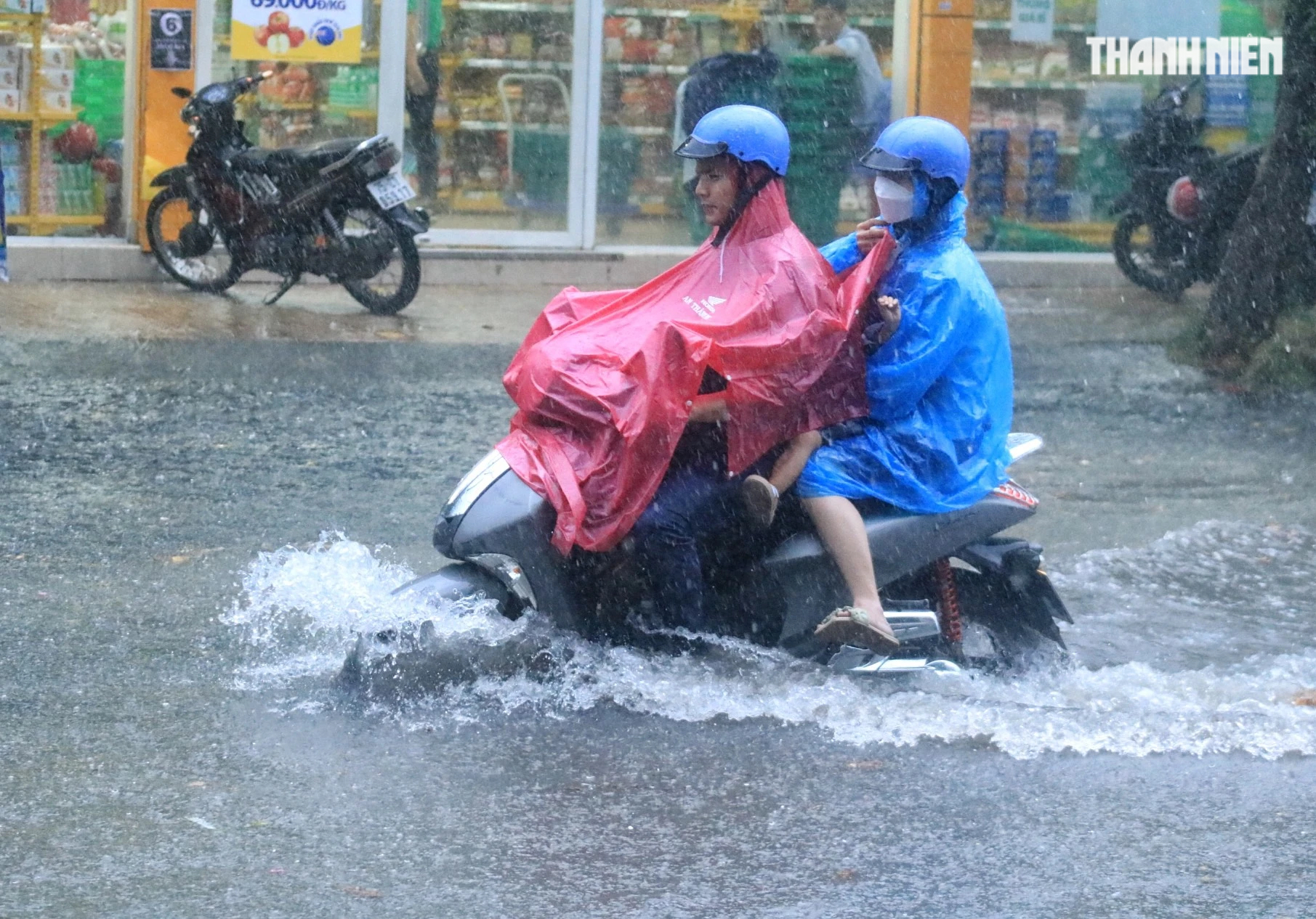 TP.HCM có mưa lớn, đường ngập sâu: Người ngã tắm nước đen, xe chết máy la liệt - Ảnh 4.