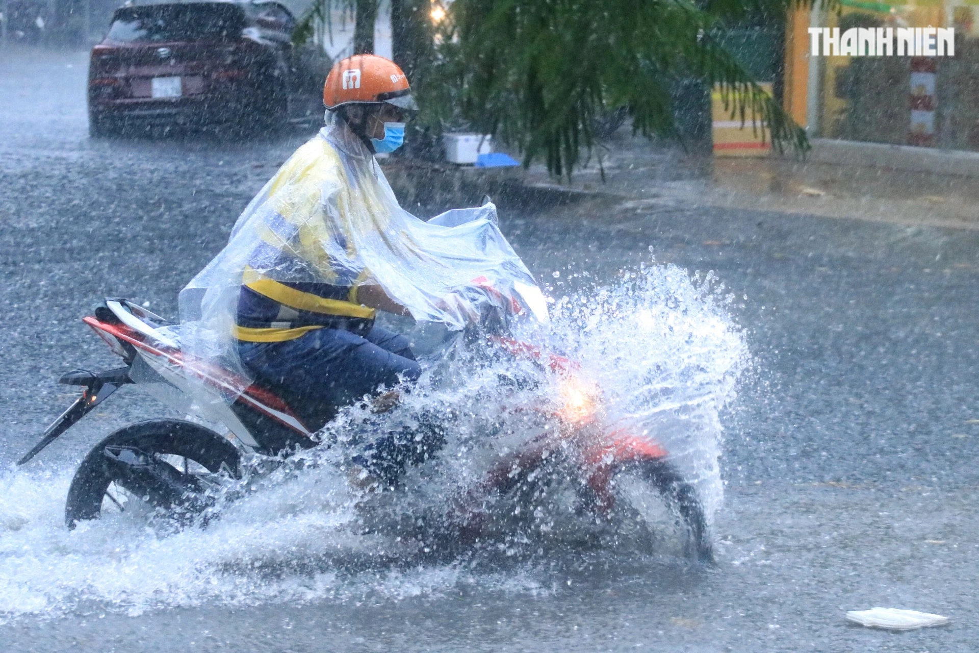 TP.HCM có mưa lớn, đường ngập sâu: Người ngã tắm nước đen, xe chết máy la liệt - Ảnh 6.
