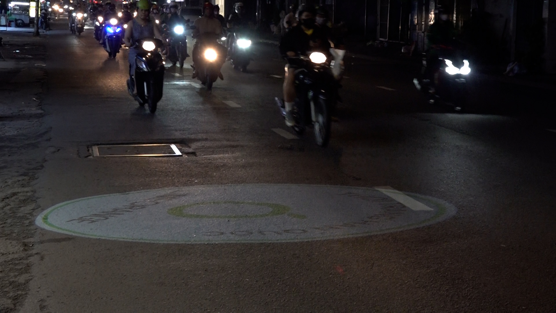 Dùng đèn LED chiếu logo xuống đường: Người dân hết hồn vì tưởng là hố - Ảnh 1.