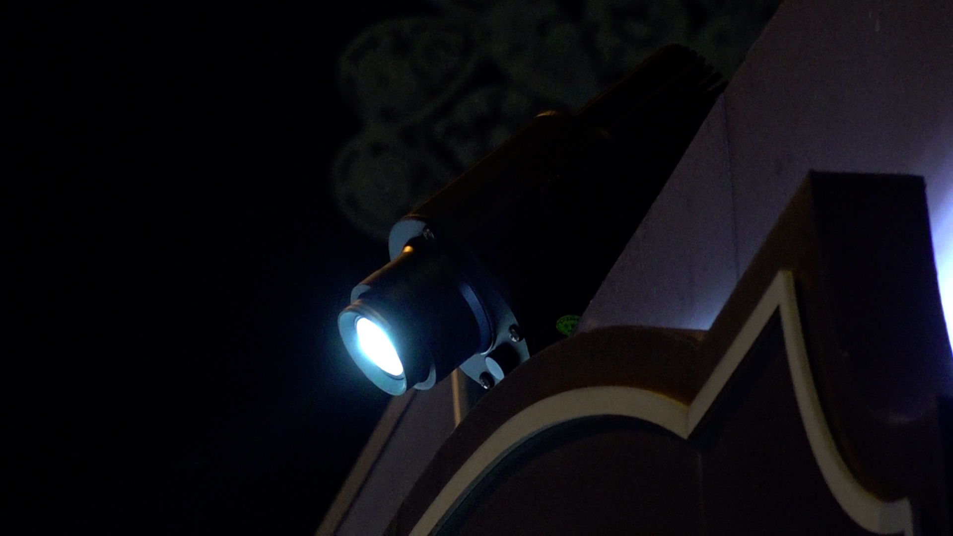 Dùng đèn LED chiếu logo xuống đường: Người dân hết hồn vì tưởng là hố - Ảnh 2.