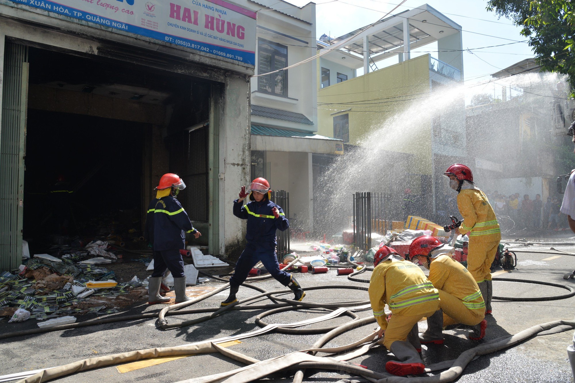 Cận cảnh hiện trường đám cháy tại kho đồ nhựa ở TP.Quảng Ngãi - Ảnh 10.