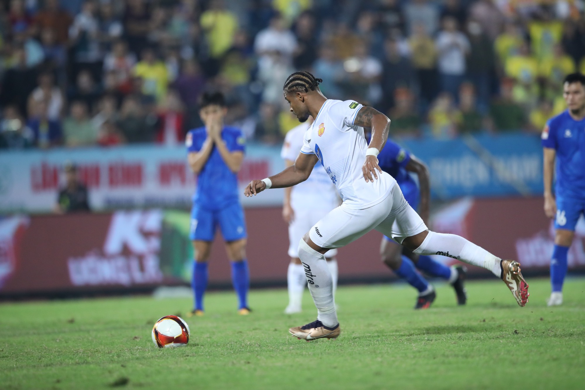 V-League: HLV đội Quảng Nam chua chát nói về bàn thua  phút 90+11 trước Nam Định - Ảnh 3.