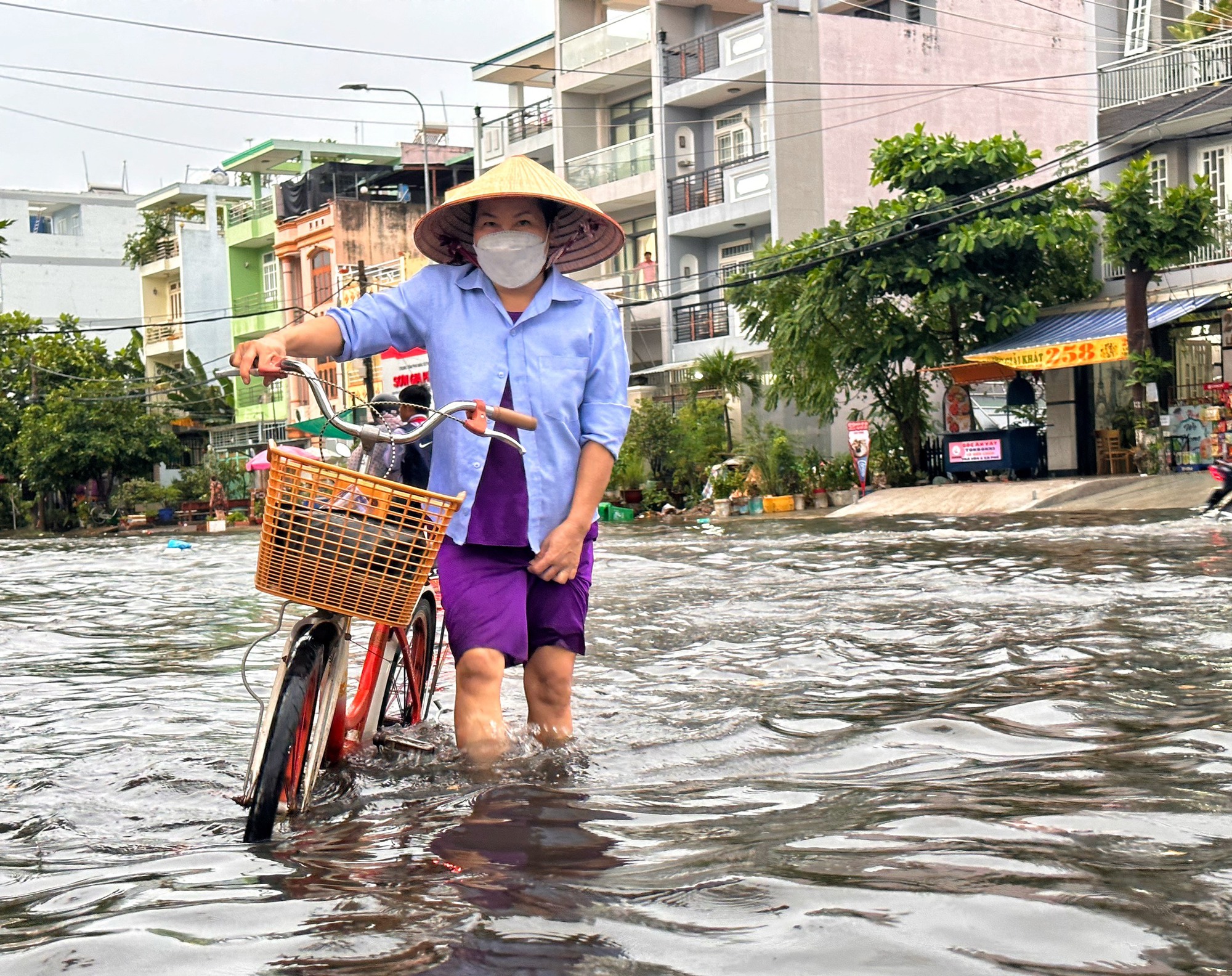 TP.HCM có mưa lớn chiều nay Đường ngập lênh láng, la liệt người dẫn xe chết máy - Ảnh 6.