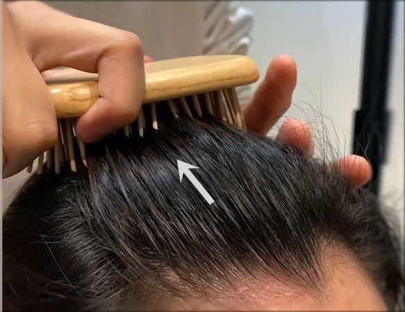 Tránh dùng lược quá cứng khiến da đầu tổn thương Tránh dùng lược quá cứng khiến da đầu tổn thương