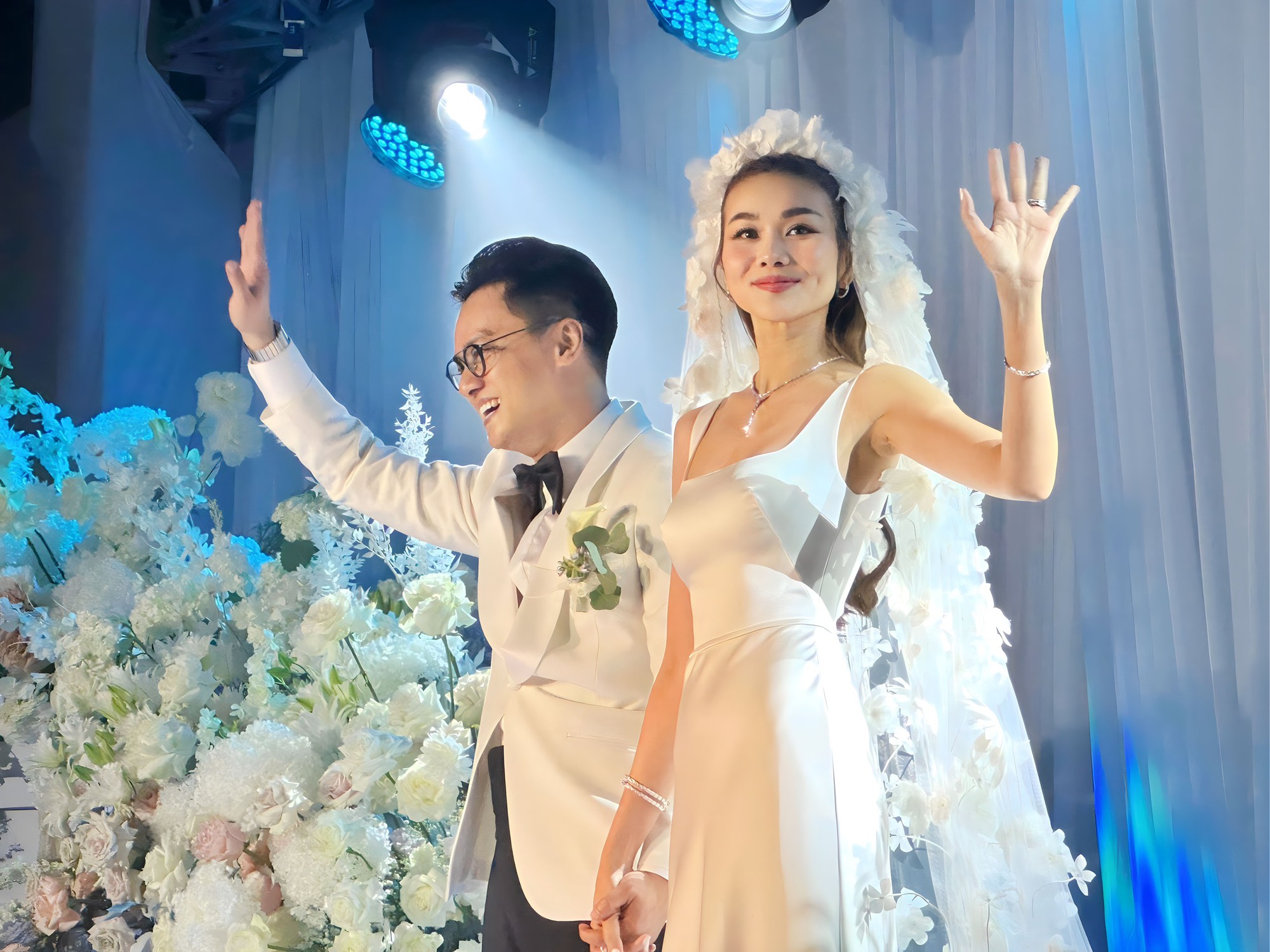Siêu mẫu Thanh Hằng đeo trang sức hơn 10 tỉ đồng trong đám cưới - Ảnh 1.