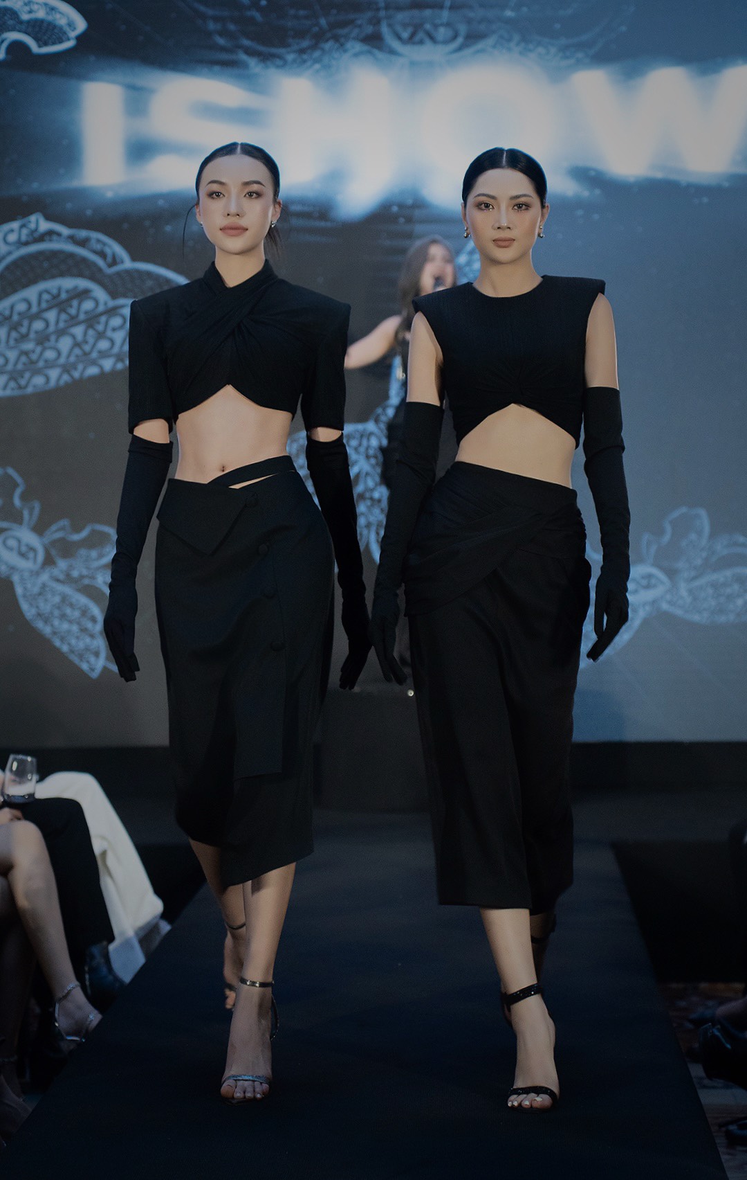 Sau 'The New Mentor', Chúng Huyền Thanh làm vedette trong show thời trang - Ảnh 6. Sau 'The New Mentor', Chúng Huyền Thanh làm vedette trong show thời trang - Ảnh 6.