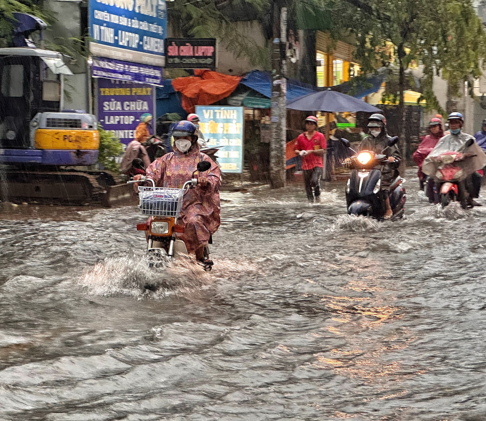 TP.HCM có mưa lớn chiều nay Đường ngập lênh láng, la liệt người dẫn xe chết máy - Ảnh 9.