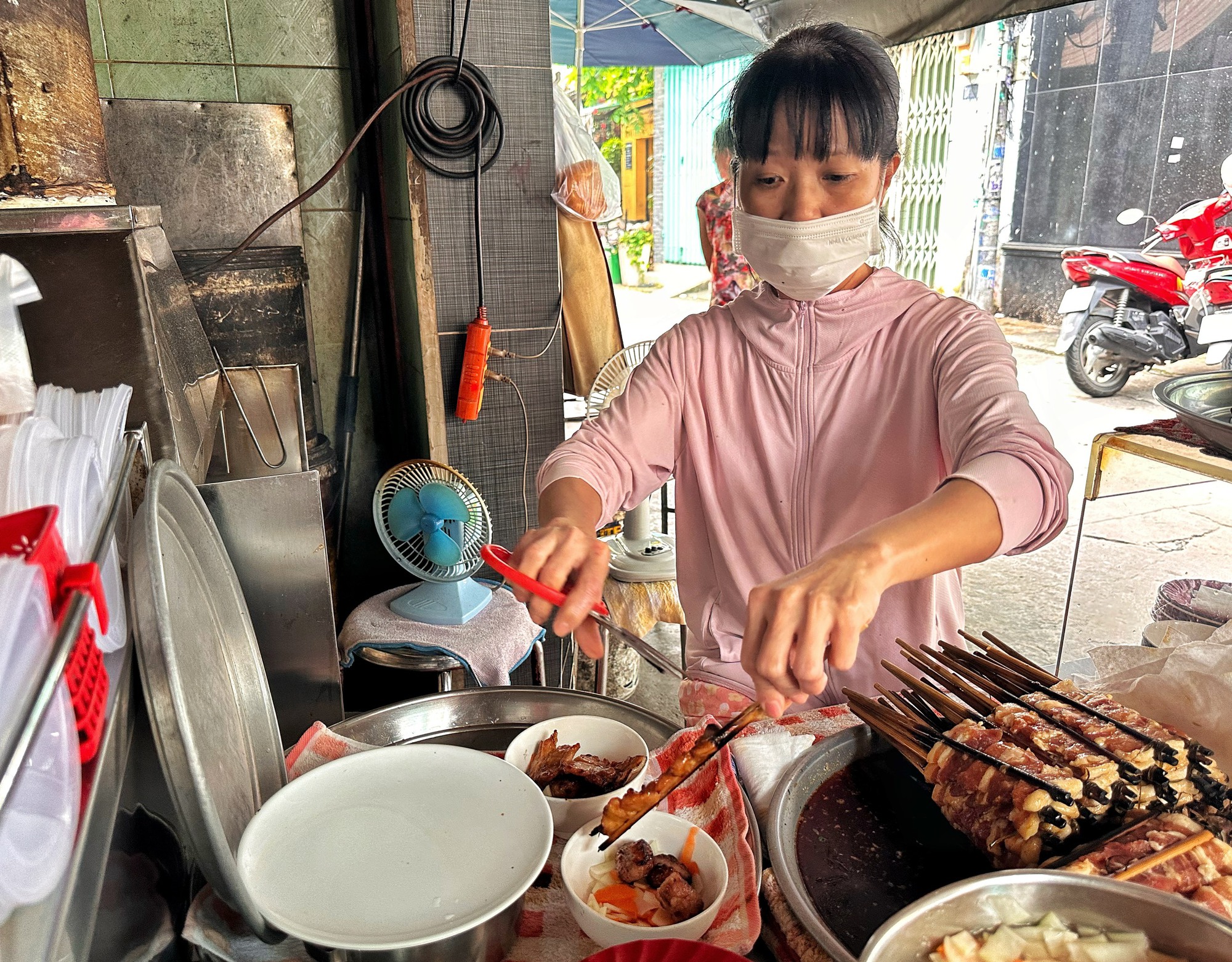 'Bún chả nhà giàu' rẻ nhất 80.000 đồng/phần, 30 năm trung tâm TP.HCM: Quán… toàn phụ nữ - Ảnh 1.