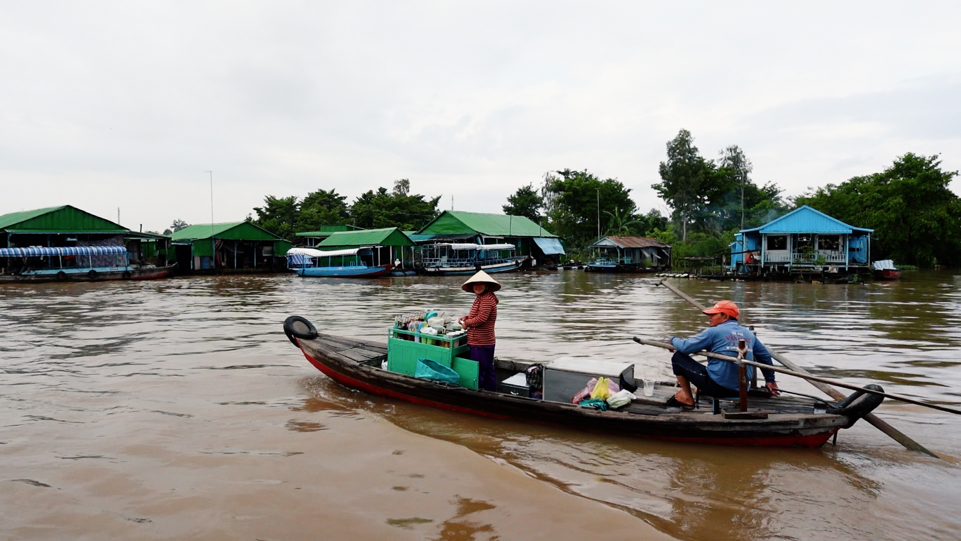 Làng bè '7 sắc cầu vồng' ở An Giang ra sao sau 1 tháng hoạt động? - Ảnh 1.