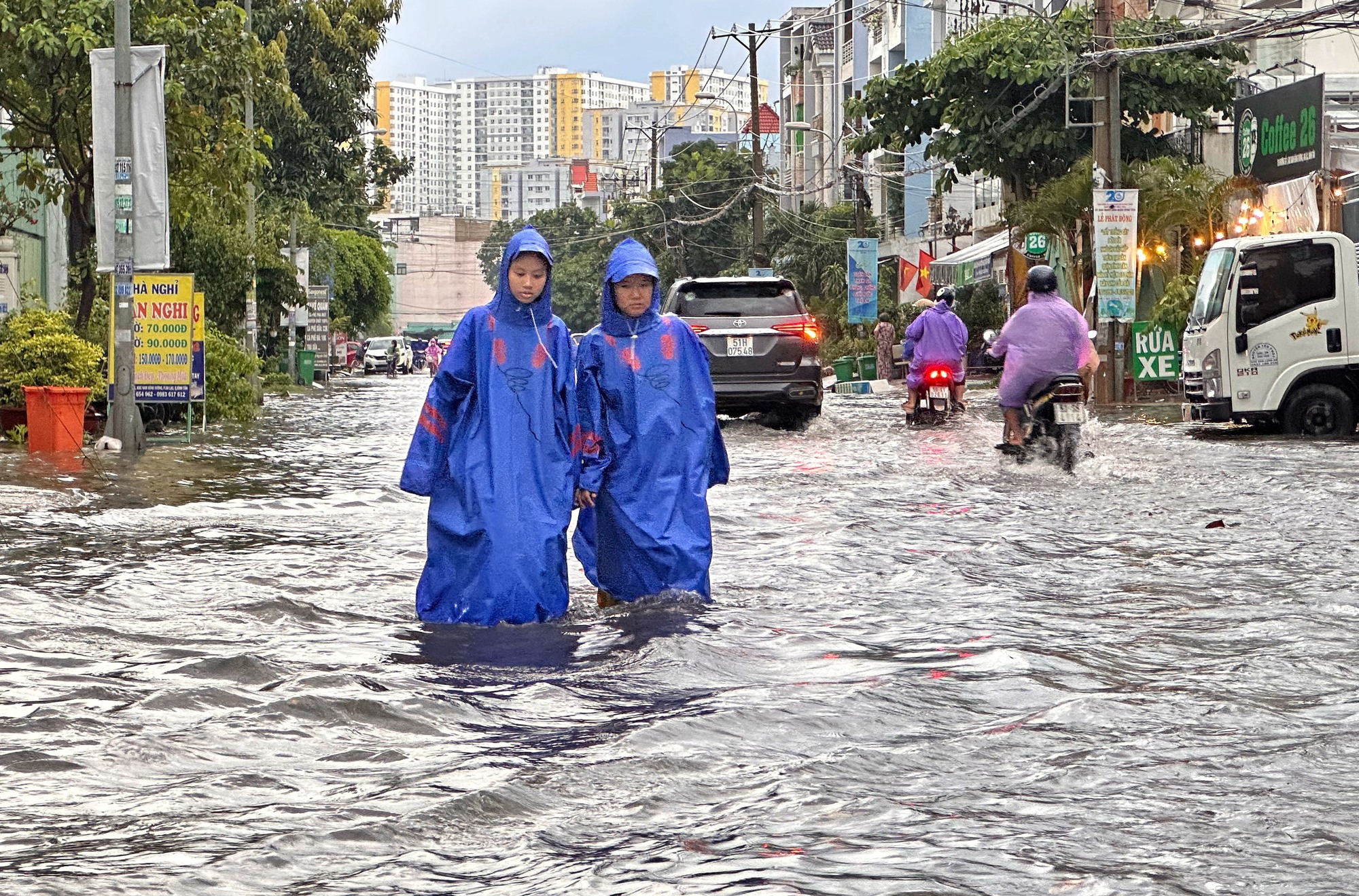 TP.HCM có mưa lớn chiều nay Đường ngập lênh láng, la liệt người dẫn xe chết máy - Ảnh 2.