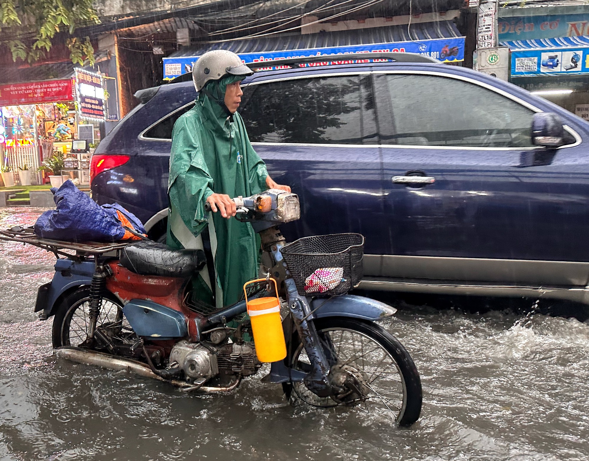 TP.HCM có mưa lớn chiều nay Đường ngập lênh láng, la liệt người dẫn xe chết máy - Ảnh 10.