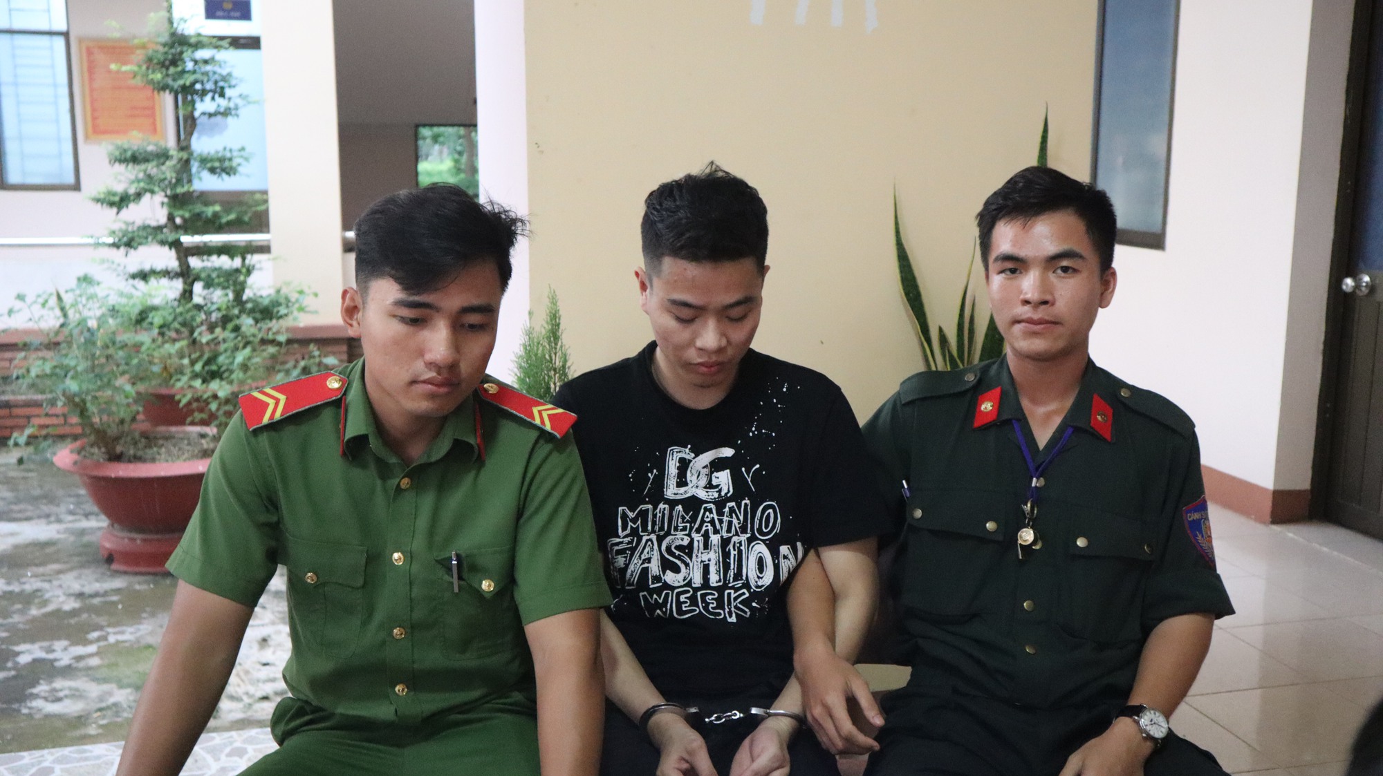 CSGT BìnhPhước chặn bắt nghi phạm liên quanvụ đánh nhau khiến 1 người chết tại TP.Hải Phòng - Ảnh 3. CSGT BìnhPhước chặn bắt nghi phạm liên quanvụ đánh nhau khiến 1 người chết tại TP.Hải Phòng - Ảnh 3.