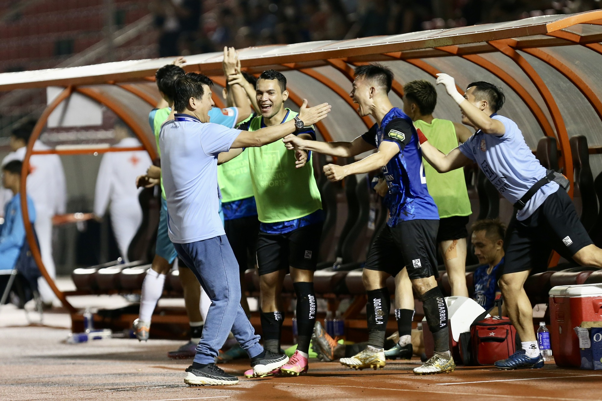CLB TP.HCM bất ngờ dẫn đầu vòng 1 V-League 2023-2024 CLB TP.HCM bất ngờ dẫn đầu vòng 1 V-League 2023-2024