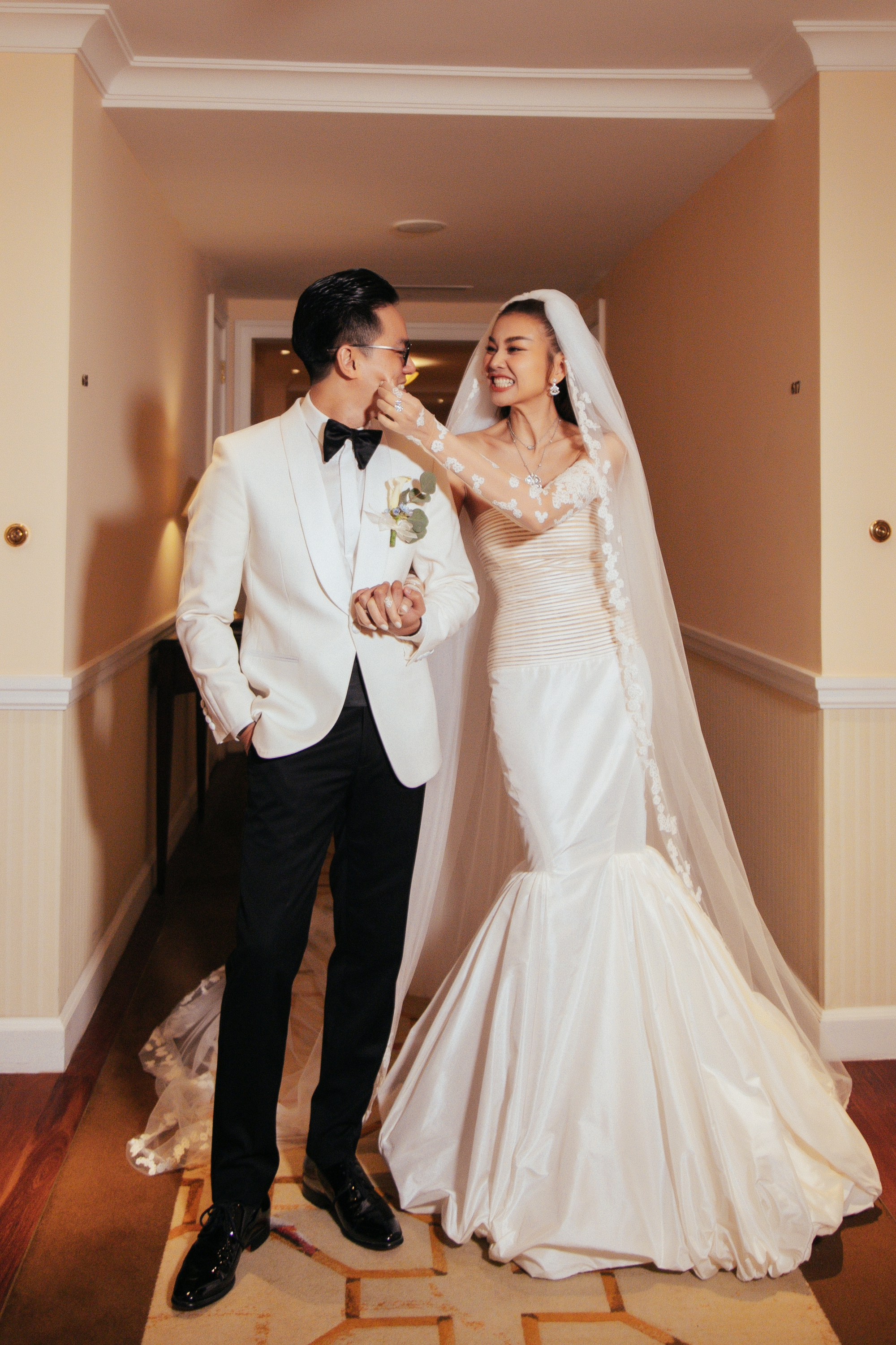 Siêu mẫu Thanh Hằng đeo trang sức hơn 10 tỉ đồng trong đám cưới - Ảnh 2.