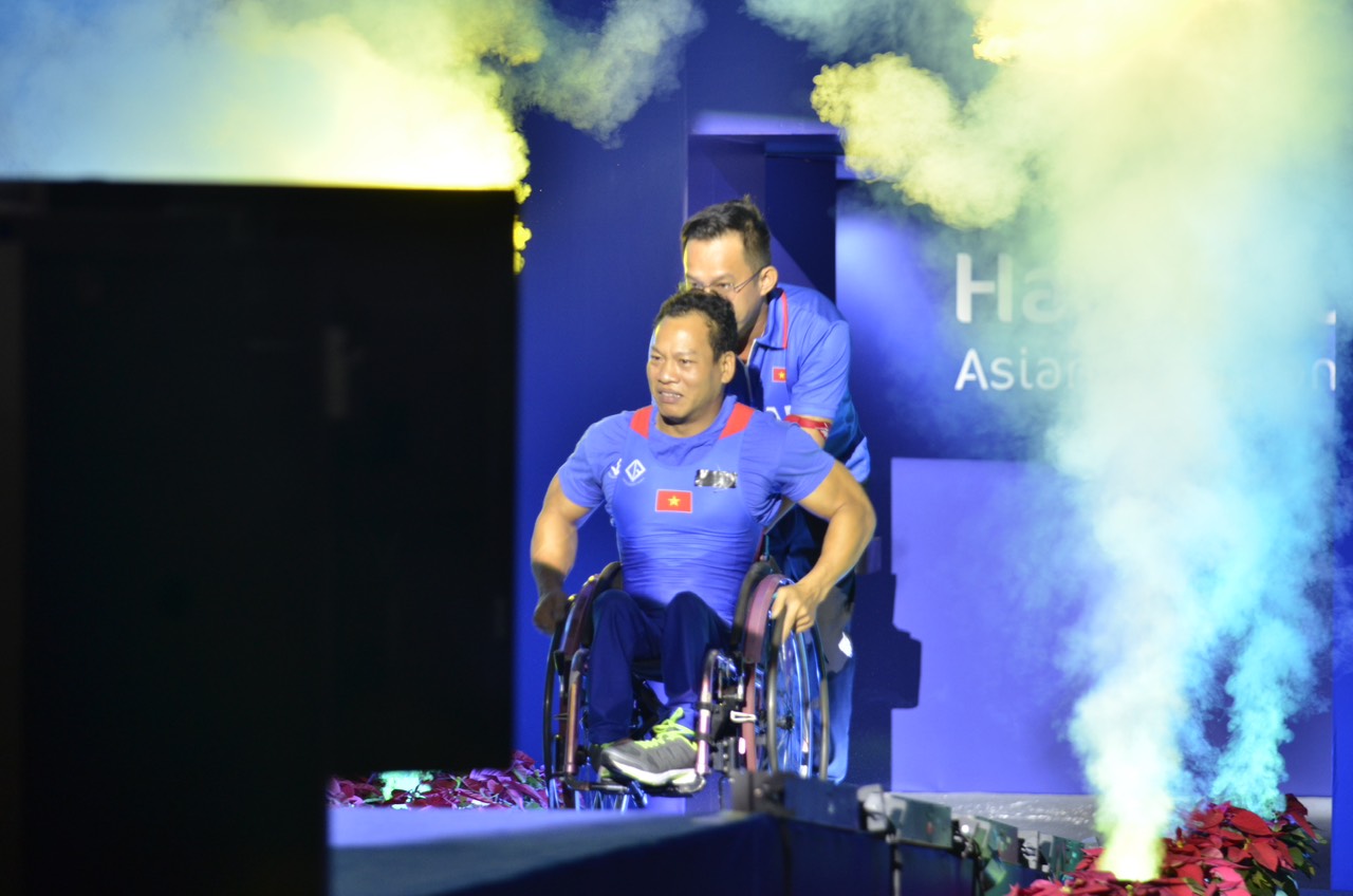 Lực sĩ Lê Văn Công nén đau đoạt huy chương Asian Para Games  - Ảnh 2.
