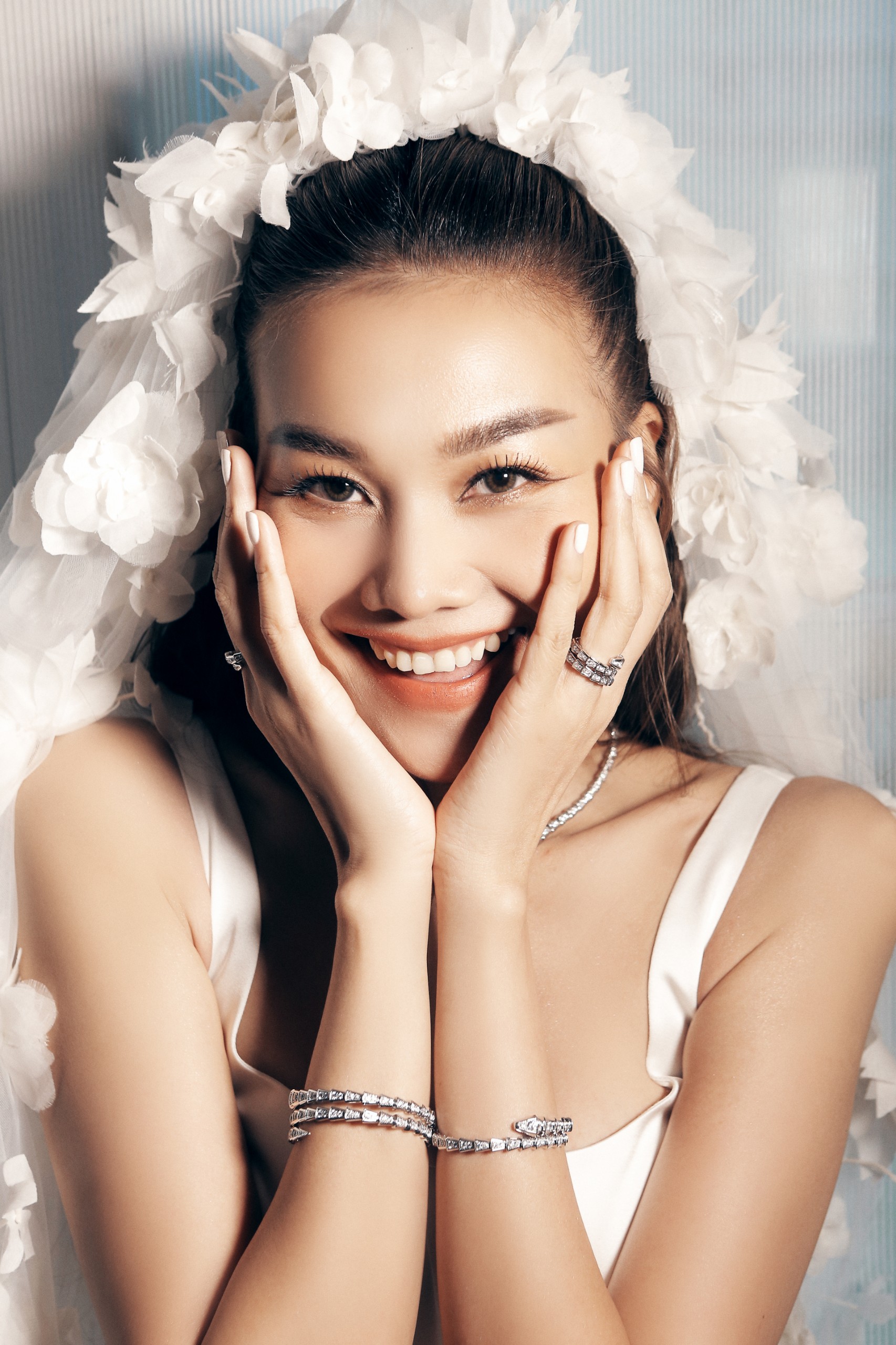 Siêu mẫu Thanh Hằng đeo trang sức hơn 10 tỉ đồng trong đám cưới - Ảnh 5.