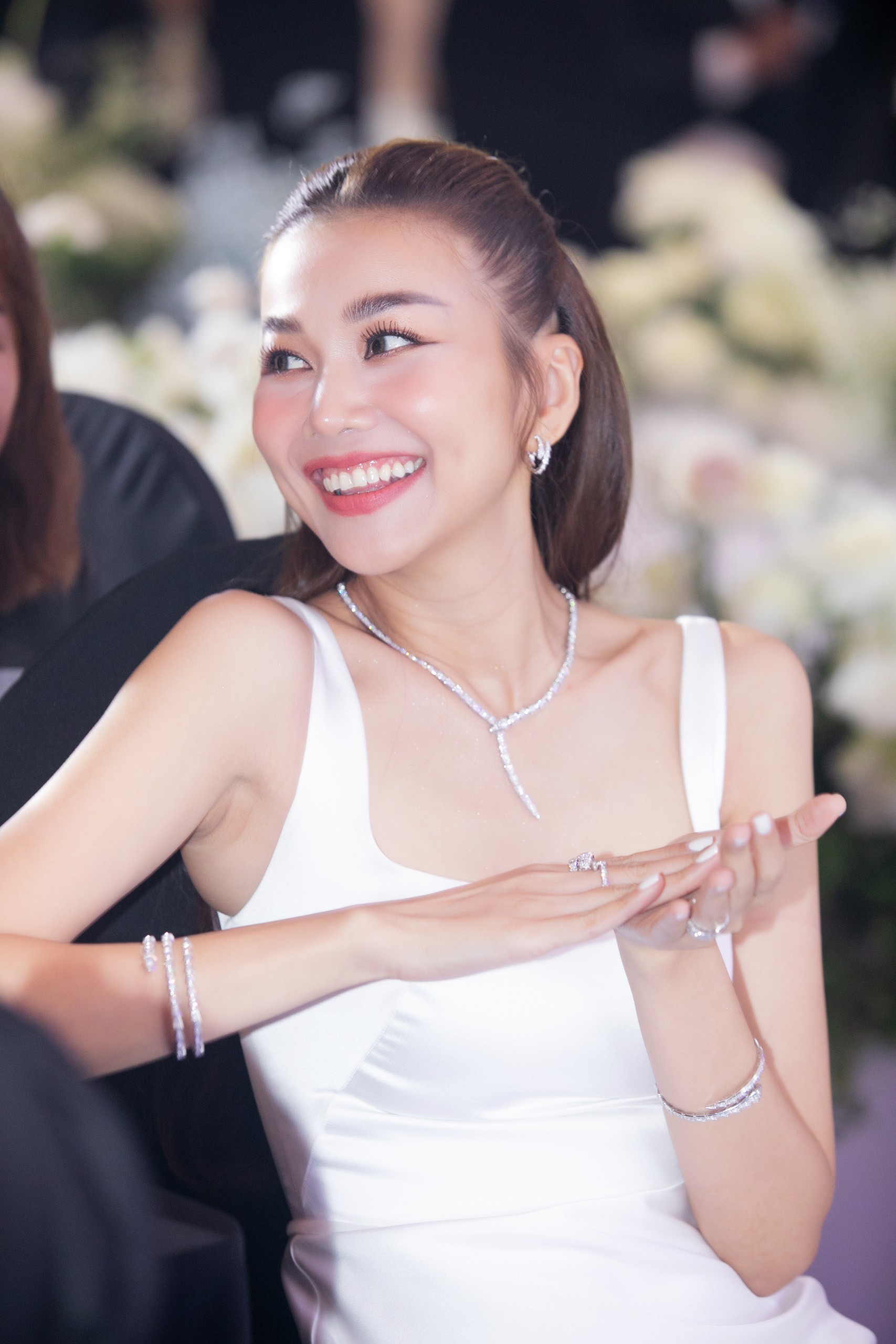 Siêu mẫu Thanh Hằng đeo trang sức hơn 10 tỉ đồng trong đám cưới - Ảnh 8.