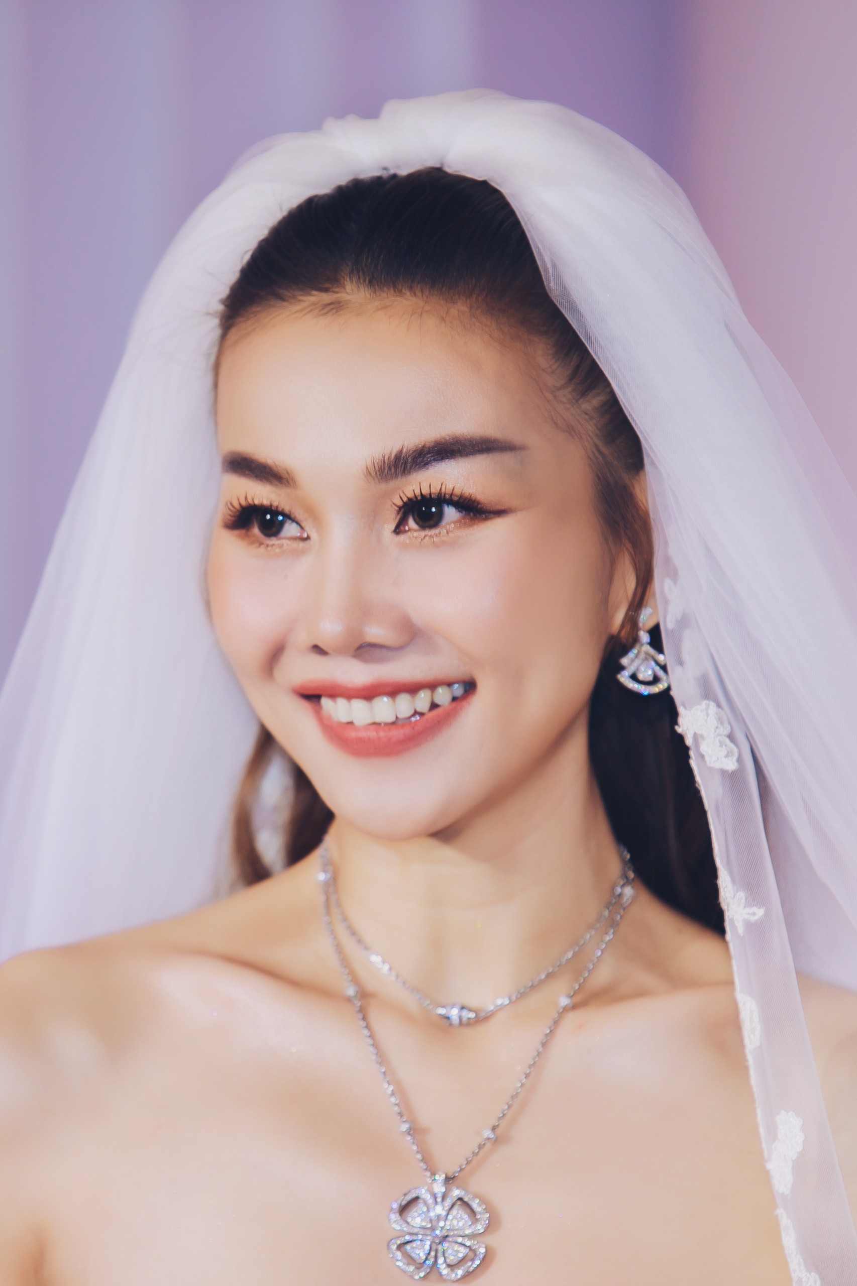 Siêu mẫu Thanh Hằng đeo trang sức hơn 10 tỉ đồng trong đám cưới - Ảnh 4.