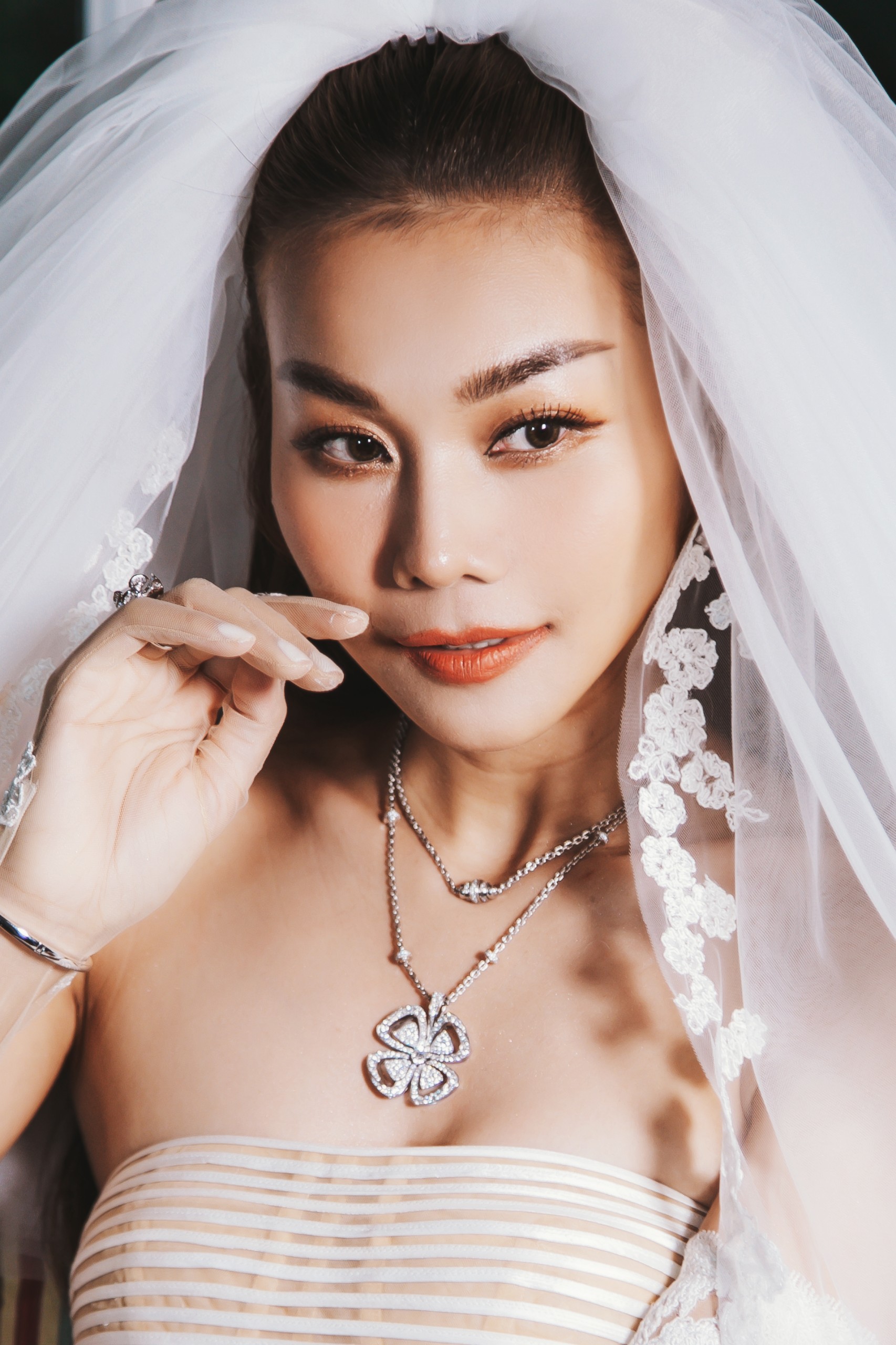 Siêu mẫu Thanh Hằng đeo trang sức hơn 10 tỉ đồng trong đám cưới - Ảnh 3.