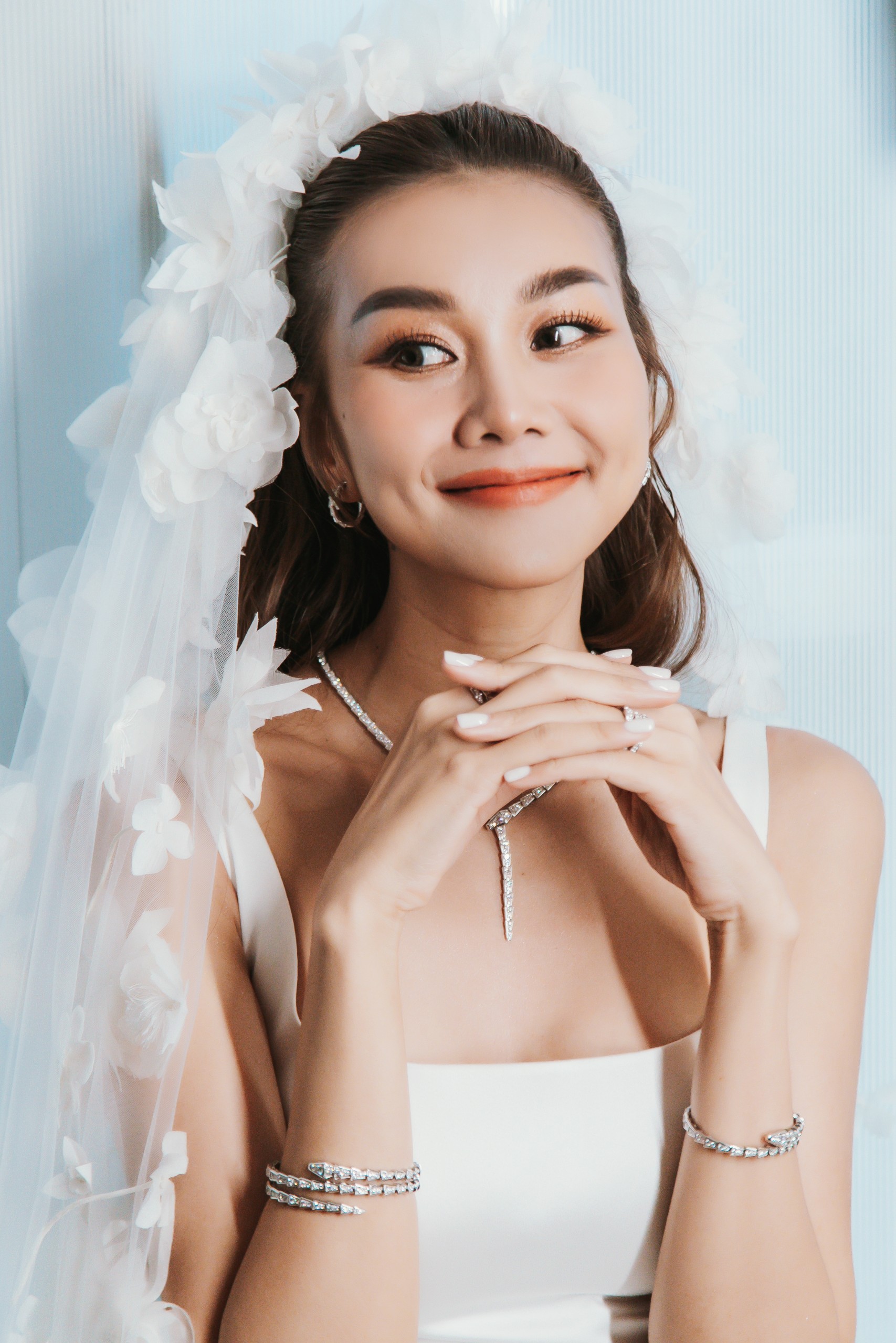 Siêu mẫu Thanh Hằng đeo trang sức hơn 10 tỉ đồng trong đám cưới - Ảnh 7.