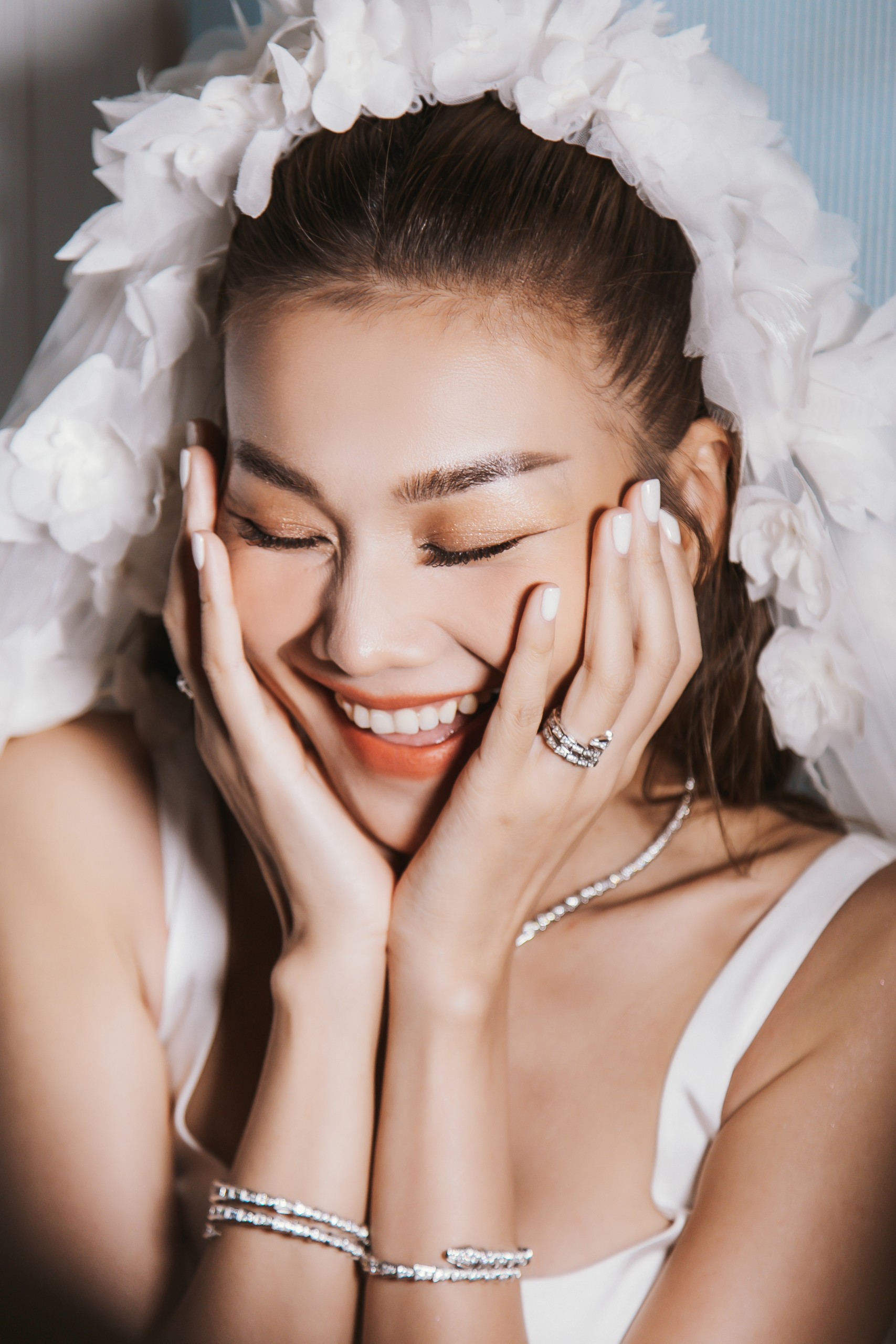 Siêu mẫu Thanh Hằng đeo trang sức hơn 10 tỉ đồng trong đám cưới - Ảnh 6.