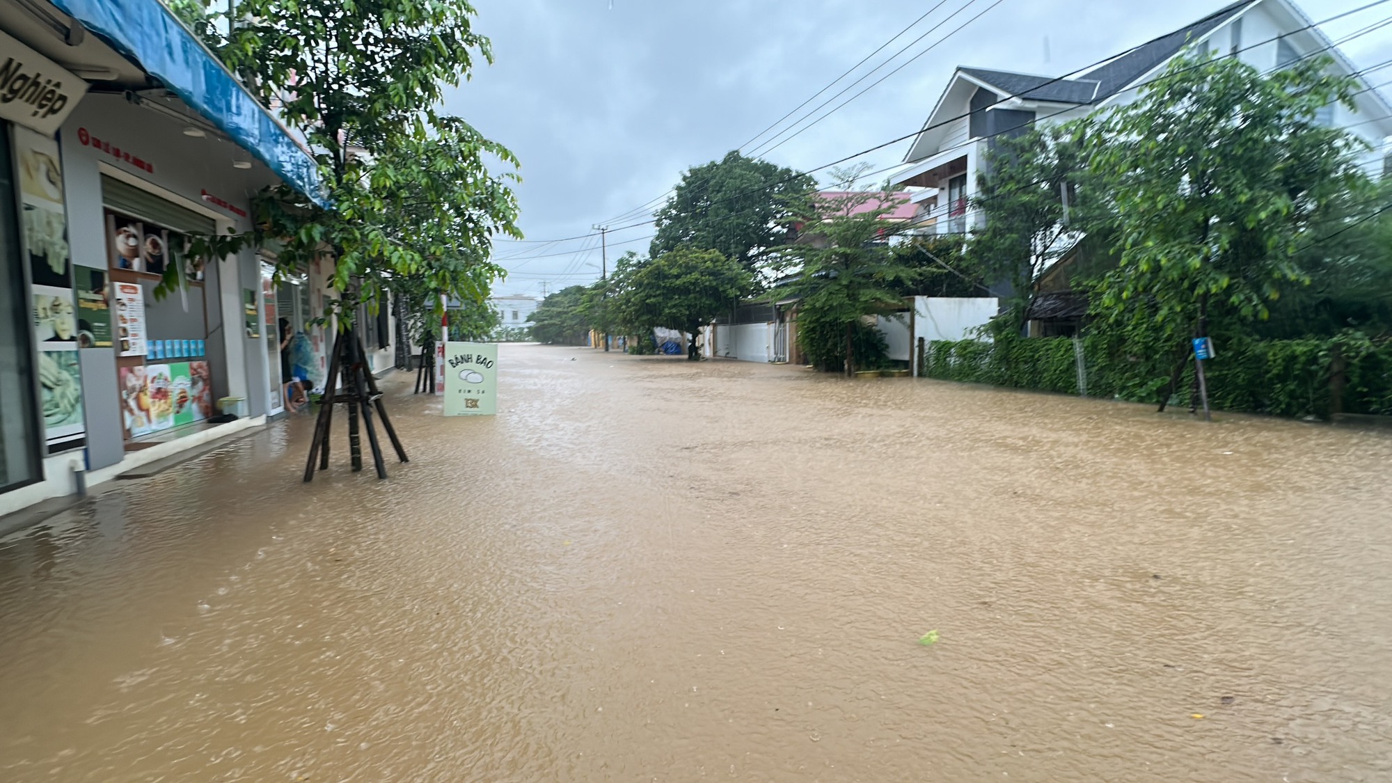 Cận cảnh hàng chục điểm ngập lụt ở TP.Đông Hà sau đêm mưa lớn - Ảnh 9.