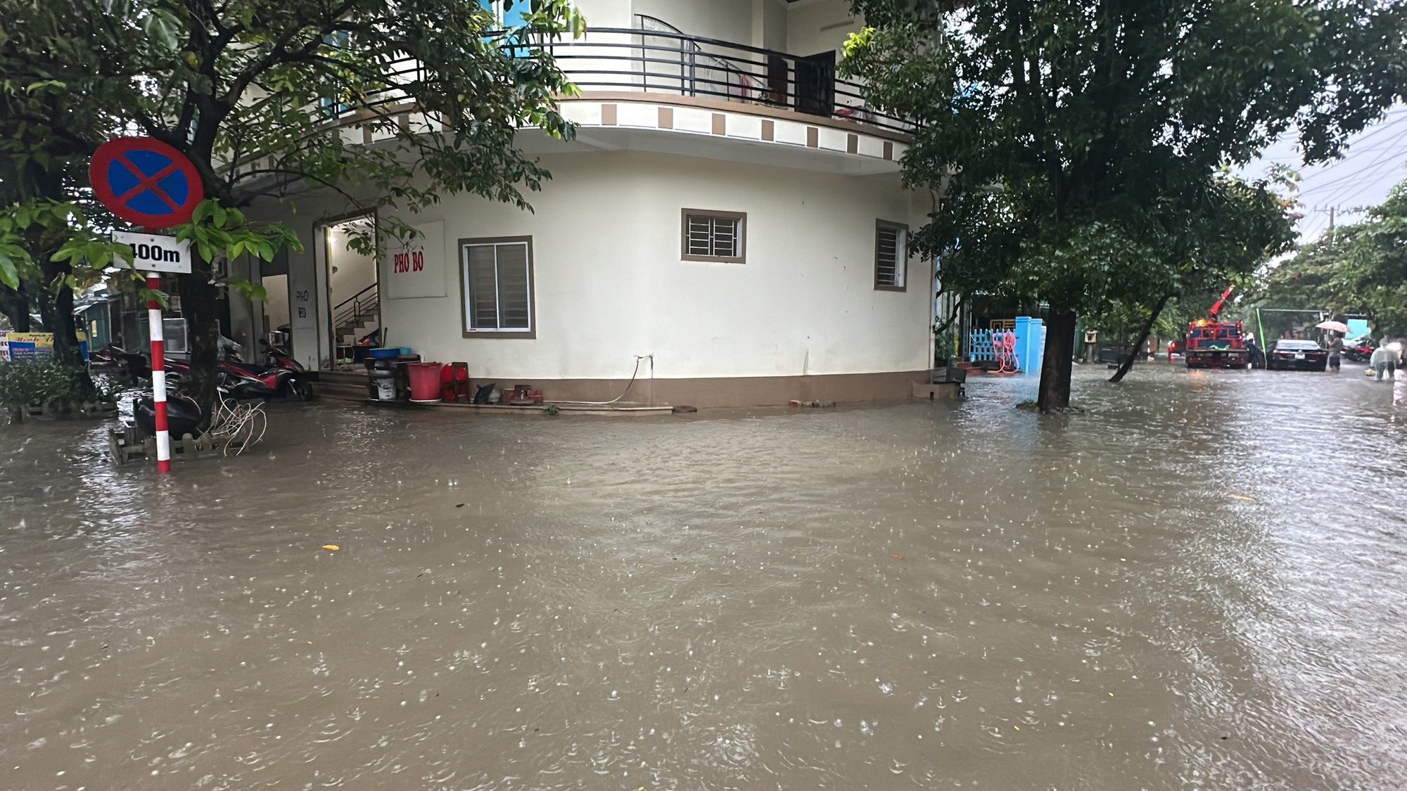 Cận cảnh hàng chục điểm ngập lụt ở TP.Đông Hà sau đêm mưa lớn - Ảnh 2.