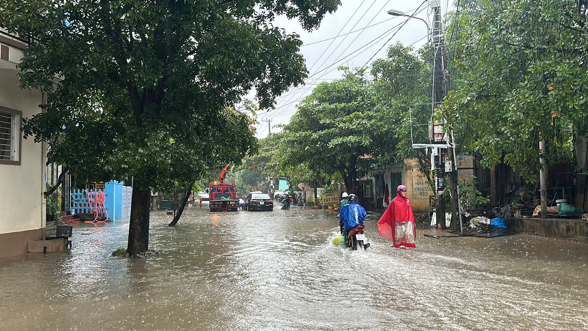 Cận cảnh hàng chục điểm ngập lụt ở TP.Đông Hà sau đêm mưa lớn - Ảnh 3.