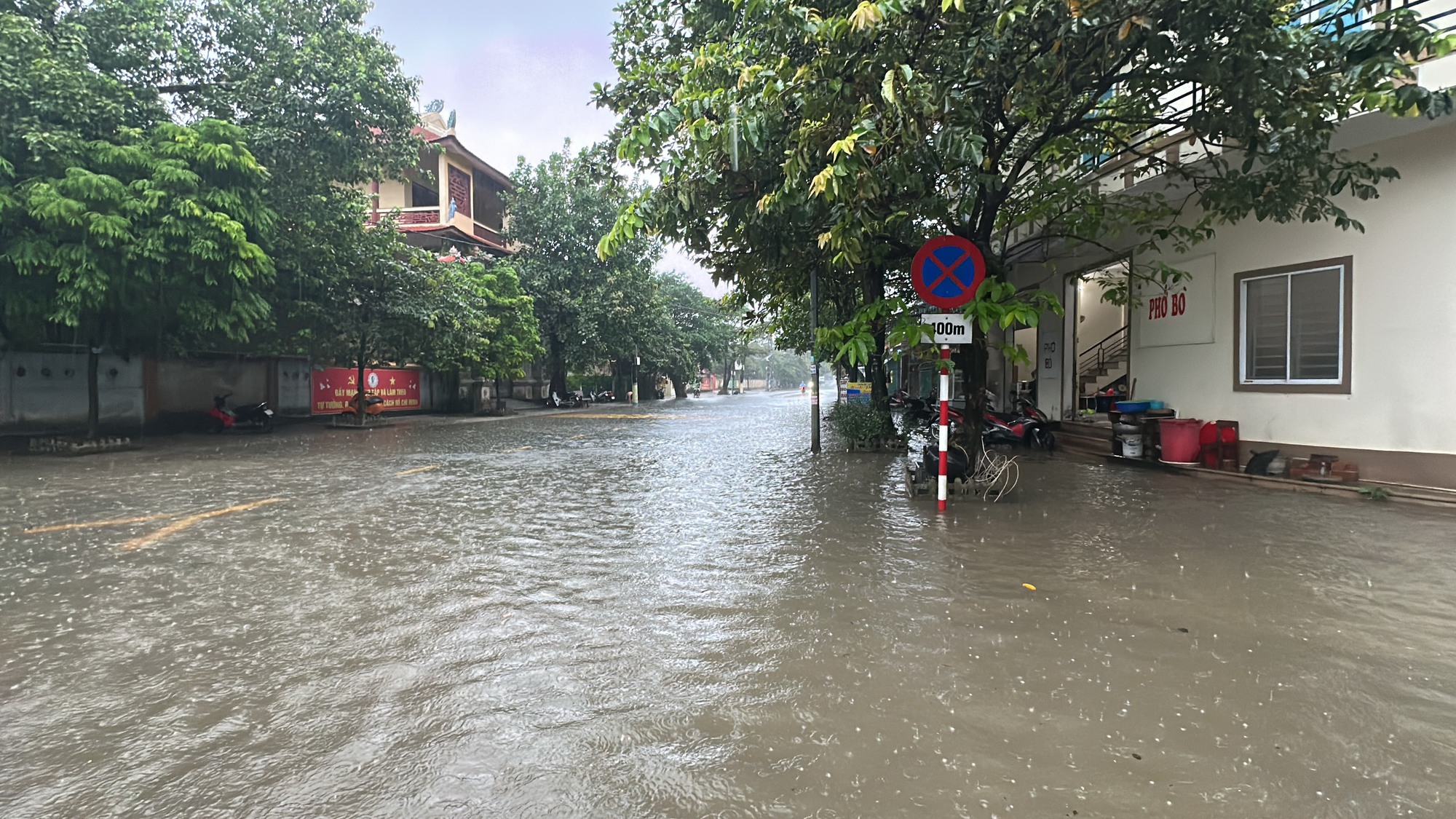 Cận cảnh hàng chục điểm ngập lụt ở TP.Đông Hà sau đêm mưa lớn - Ảnh 4.