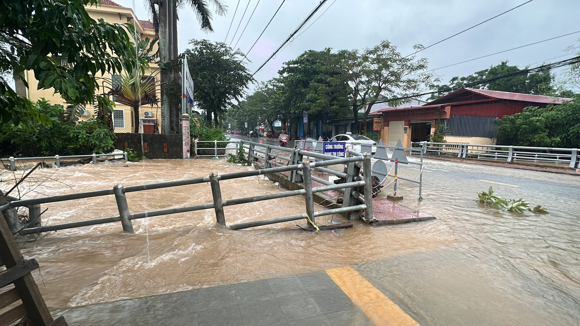 Cận cảnh hàng chục điểm ngập lụt ở TP.Đông Hà sau đêm mưa lớn - Ảnh 8.