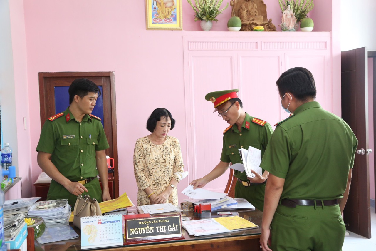 Bình Dương: Khởi tố trưởng văn phòng công chứng Nguyễn Thị Gái cùng đồng phạm - Ảnh 1.