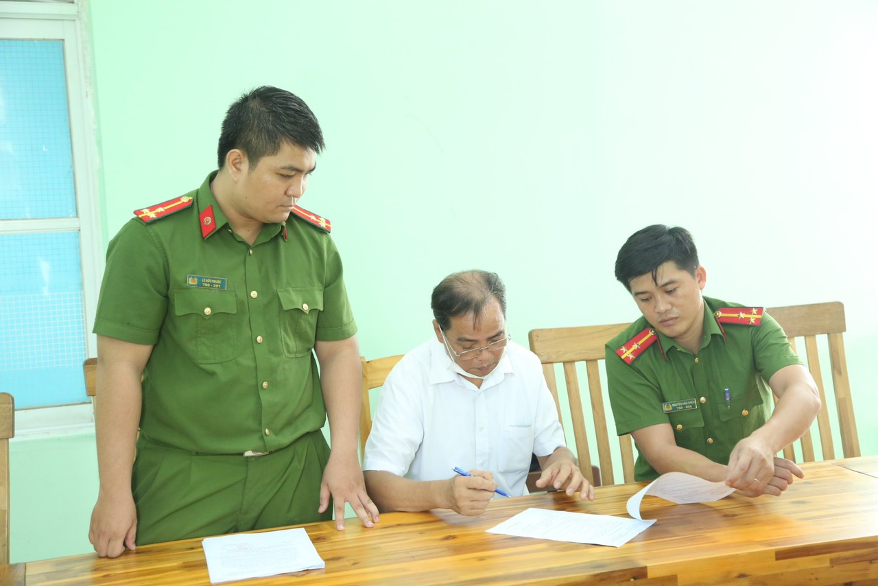 Bình Dương: Khởi tố trưởng văn phòng công chứng Nguyễn Thị Gái cùng đồng phạm - Ảnh 2.