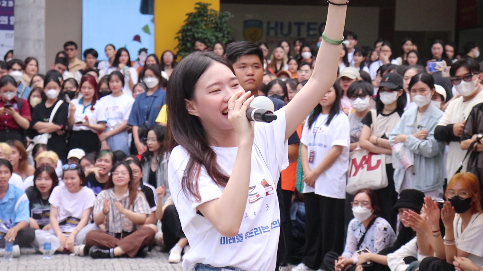 Hàng ngàn sinh viên ‘cháy hết mình’ tại Lễ hội chữ Hàn - Ảnh 1. Hàng ngàn sinh viên ‘cháy hết mình’ tại Lễ hội chữ Hàn - Ảnh 1.