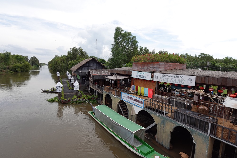 Du khách đổ về phim trường quay phim điện ảnh Đất rừng phương Nam - Ảnh 1.