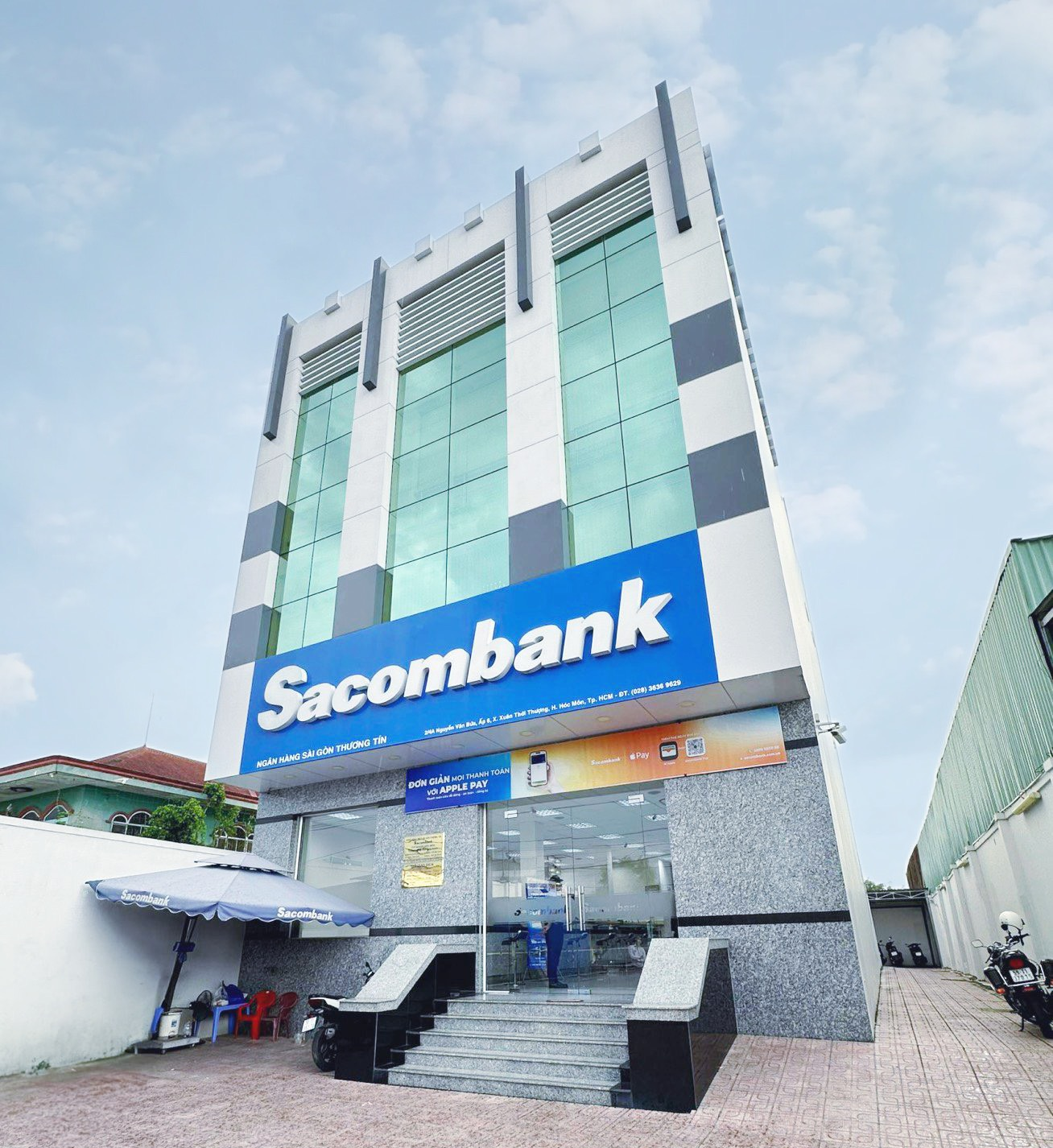 Sacombank thông tin việc 2 kẻ gian xông vào ngân hàng thực hiện hành vi cướp tiền - Ảnh 1.