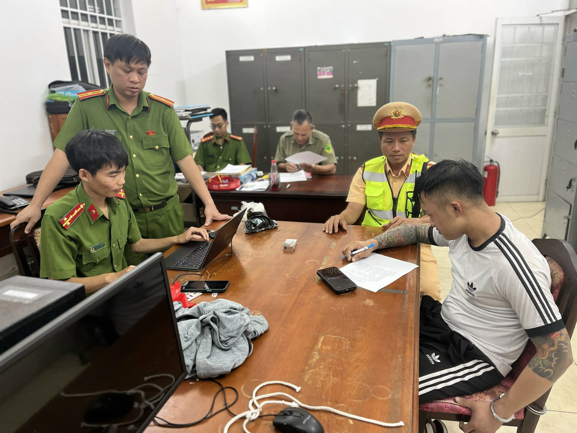 Kiểm tra nồng độ cồn, CSGT phát hiện nam thanh niên tàng trữ 20 viên thuốc lắc - Ảnh 1. Kiểm tra nồng độ cồn, CSGT phát hiện nam thanh niên tàng trữ 20 viên thuốc lắc - Ảnh 1.