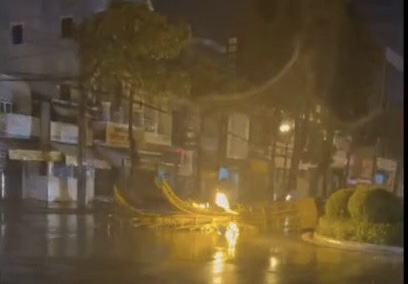 Kiên Giang: Mưa lớn suốt đêm gây ngập nặng nhiều tuyến đường trung tâm TP.Rạch Giá - Ảnh 1.