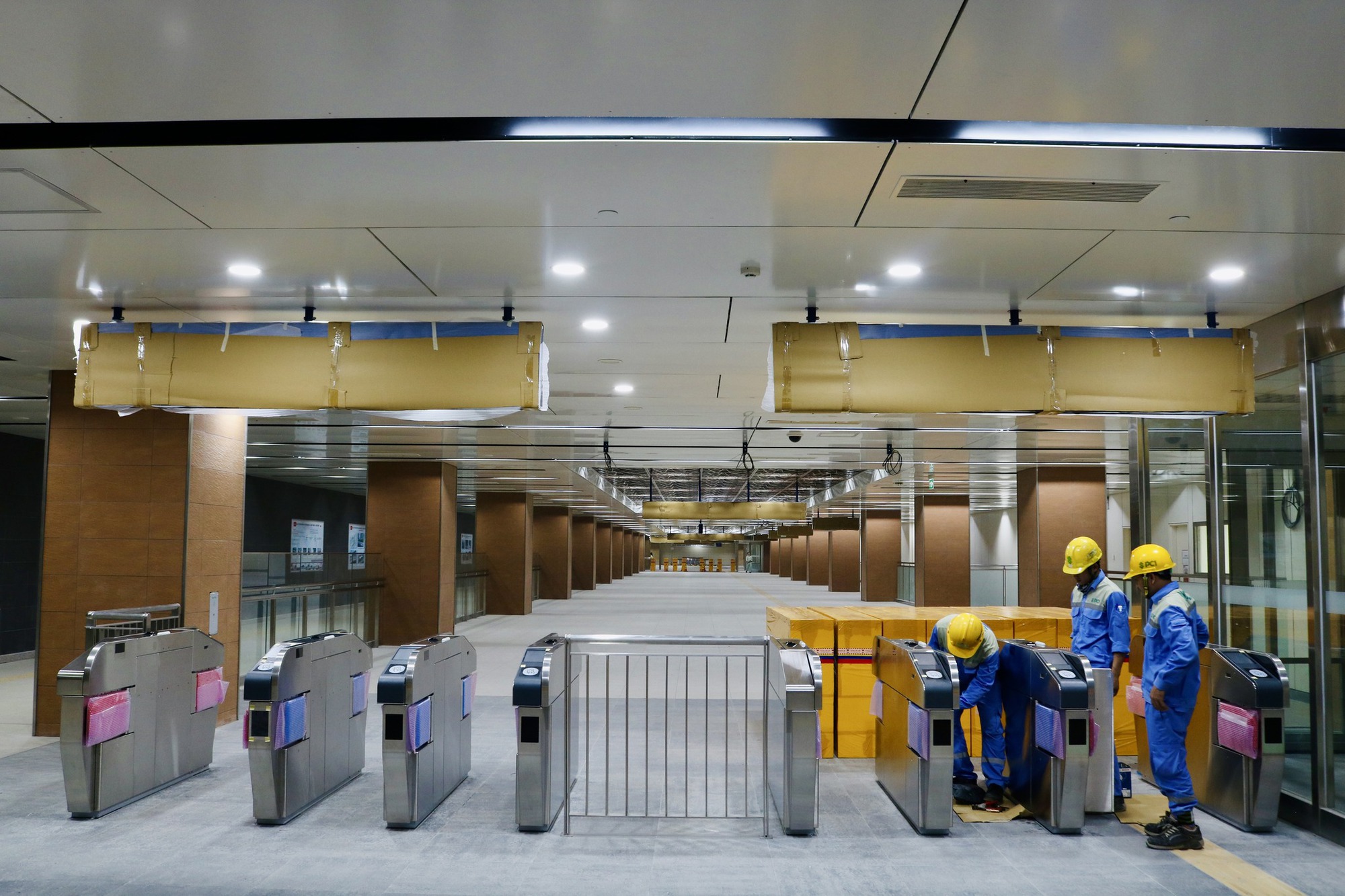 Ngắm ga ngầm tuyến metro số 1 hoàn thành sau gần 10 năm thi công - Ảnh 2.