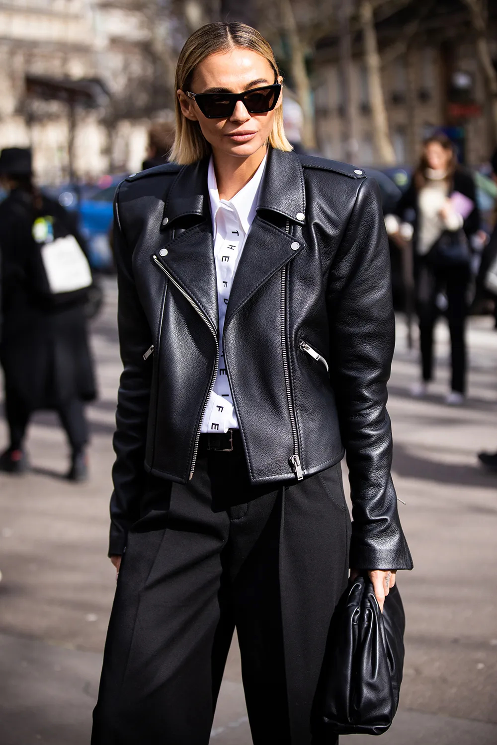 https://images2.thanhnien.vn/528068263637045248/2023/10/25/la-guida-completa-di-vogue-per-scegliere-la-giacca-biker-perfetta-16981994185121162899429.jpg