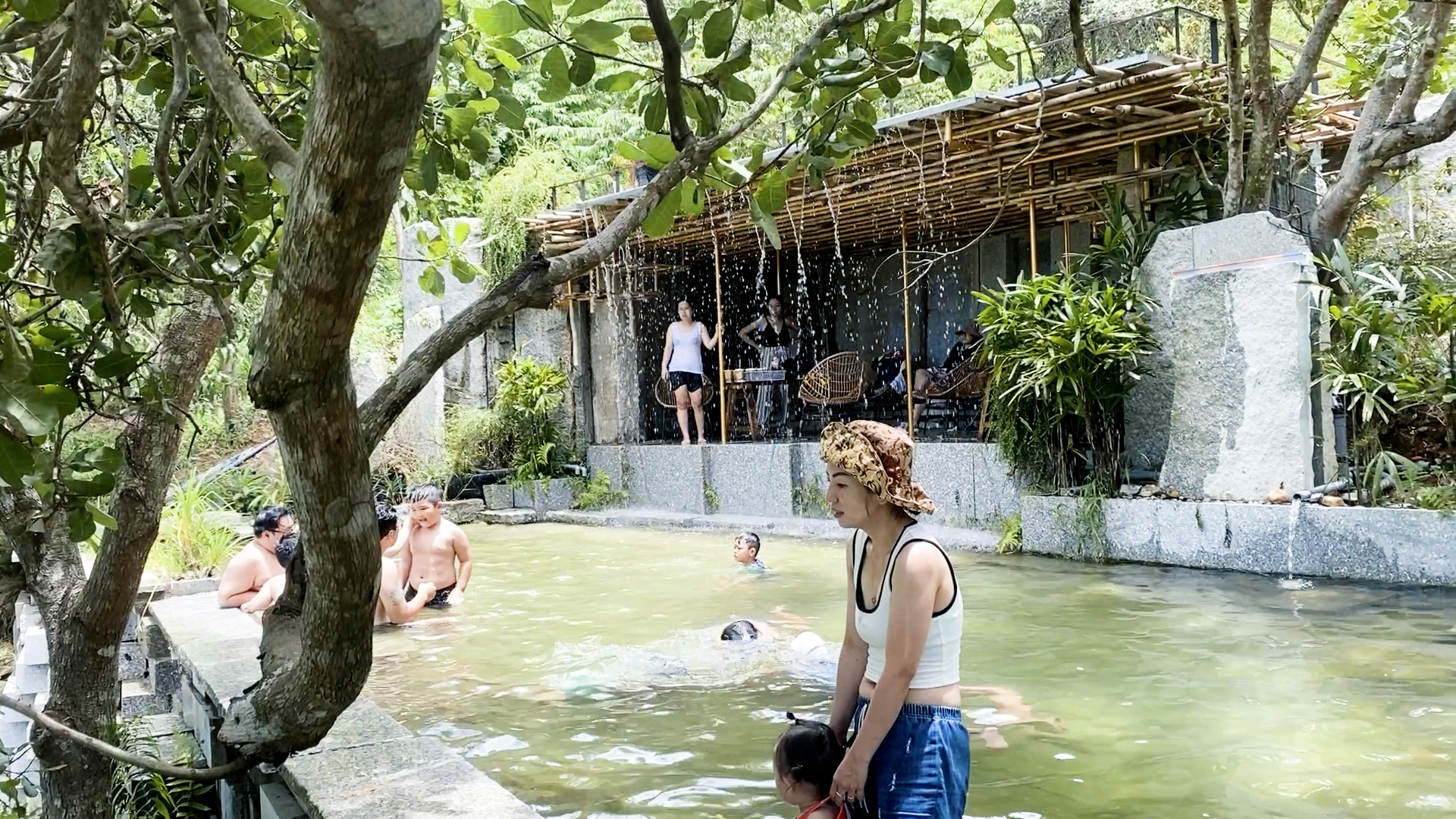 Xu hướng tắm ta ‘hút’ khách Việt: Tắm cùng nhau, trở về với thiên nhiên - Ảnh 1.