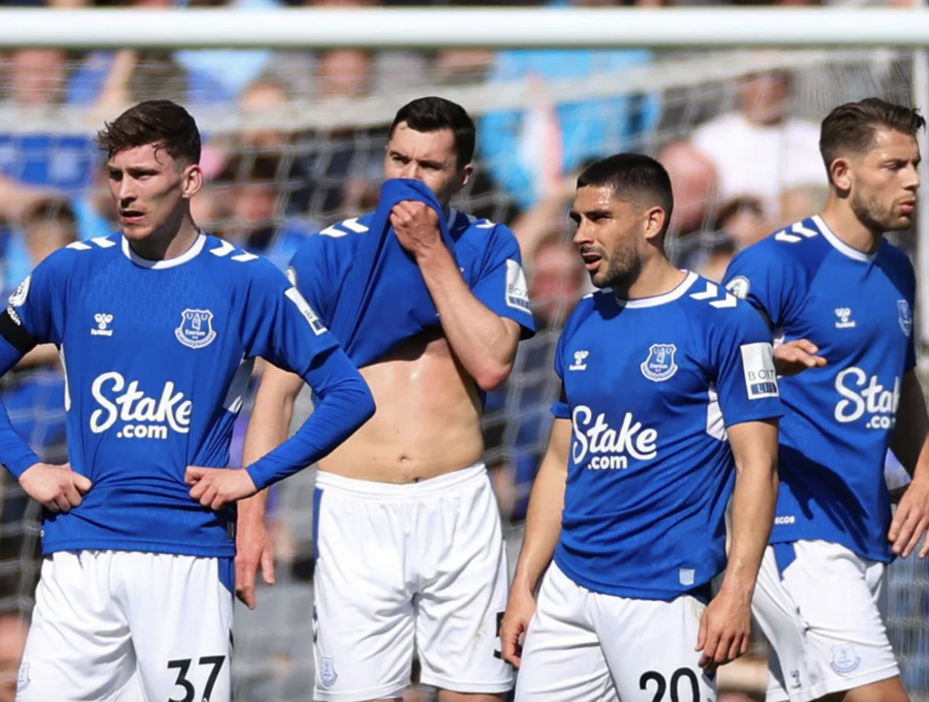 Vì sao Everton chuẩn bị bị giải Ngoại hạng Anh trừ 12 điểm, Man City lại thom thóp  hồi hộp sợ?