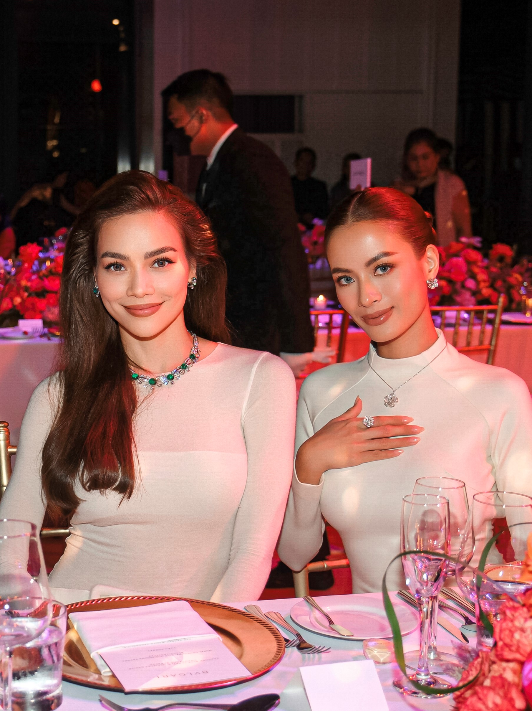 Hồ Ngọc Hà mang trang sức chục tỉ đi sự kiện cùng Kim Lý - Ảnh 3. Hồ Ngọc Hà mang trang sức chục tỉ đi sự kiện cùng Kim Lý - Ảnh 3.