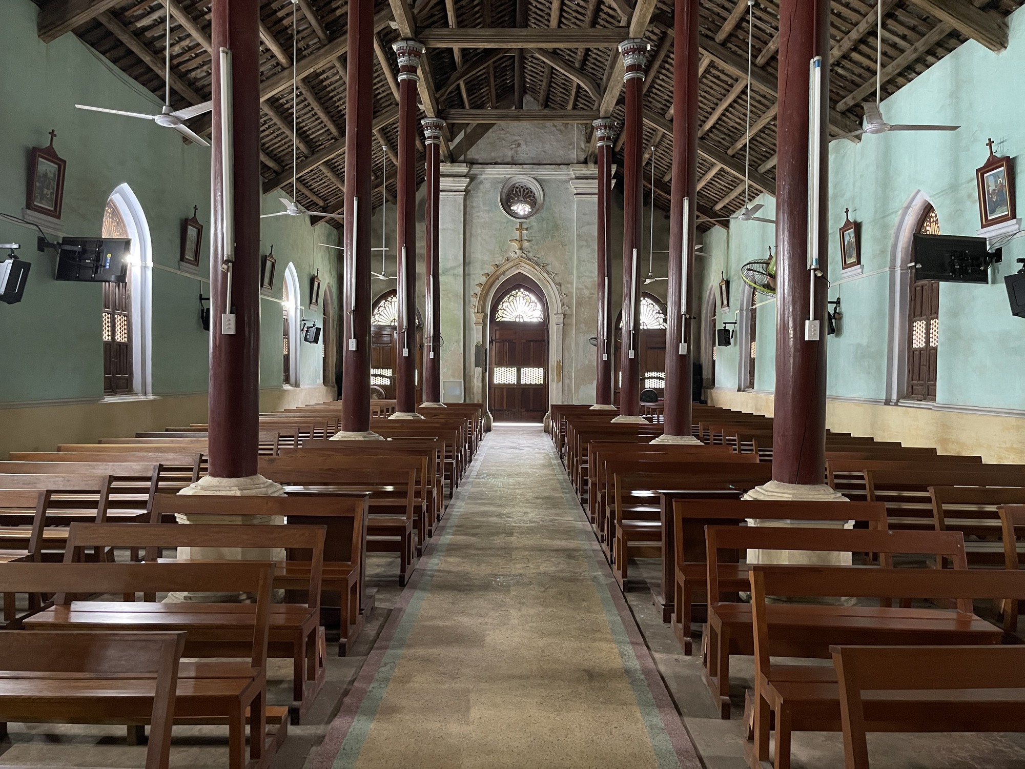 Vẻ đẹp nhà thờ đá gần 120 năm được xây dựng bằng nhựa cây ở Đà Nẵng - Ảnh 8.