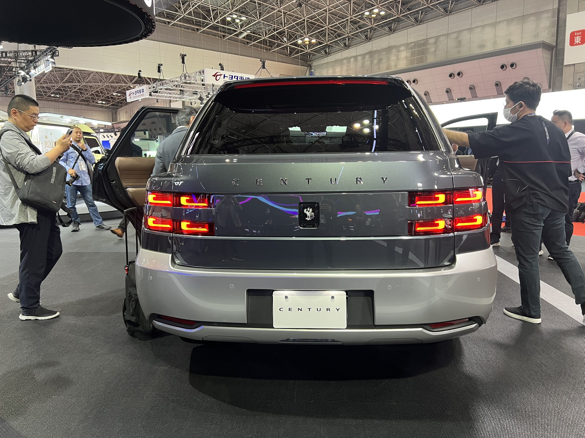 'Sờ' tận tay Toyota Century SUV, có đủ sức cạnh tranh Rolls-Royce? - Ảnh 12. 'Sờ' tận tay Toyota Century SUV, có đủ sức cạnh tranh Rolls-Royce? - Ảnh 12.