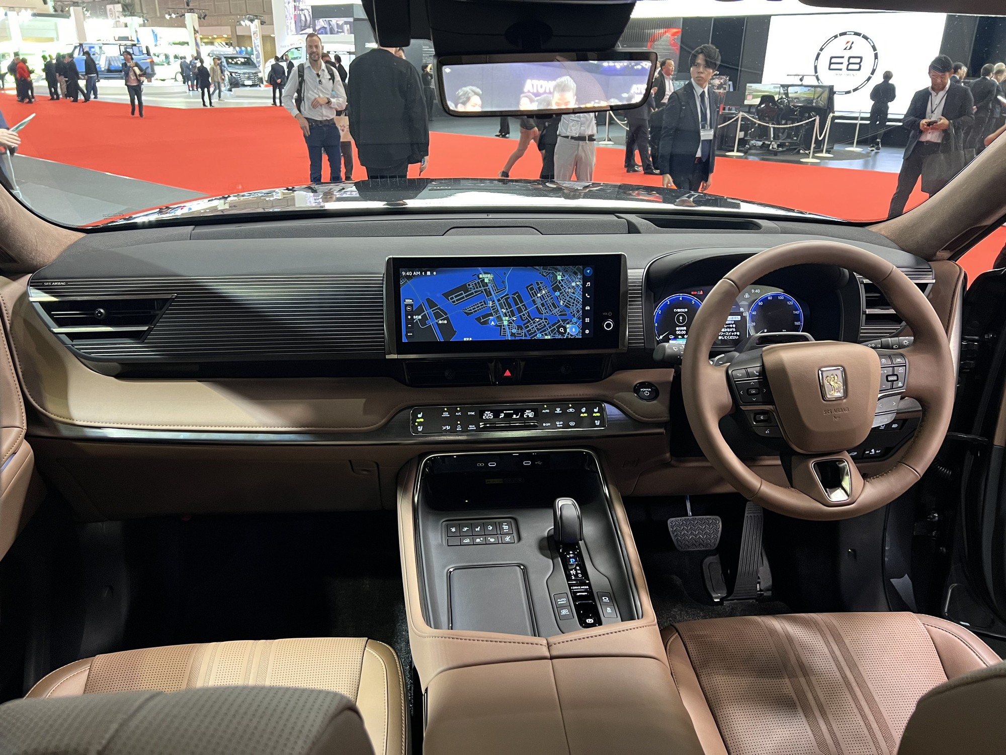 'Sờ' tận tay Toyota Century SUV, có đủ sức cạnh tranh Rolls-Royce? - Ảnh 9. 'Sờ' tận tay Toyota Century SUV, có đủ sức cạnh tranh Rolls-Royce? - Ảnh 9.