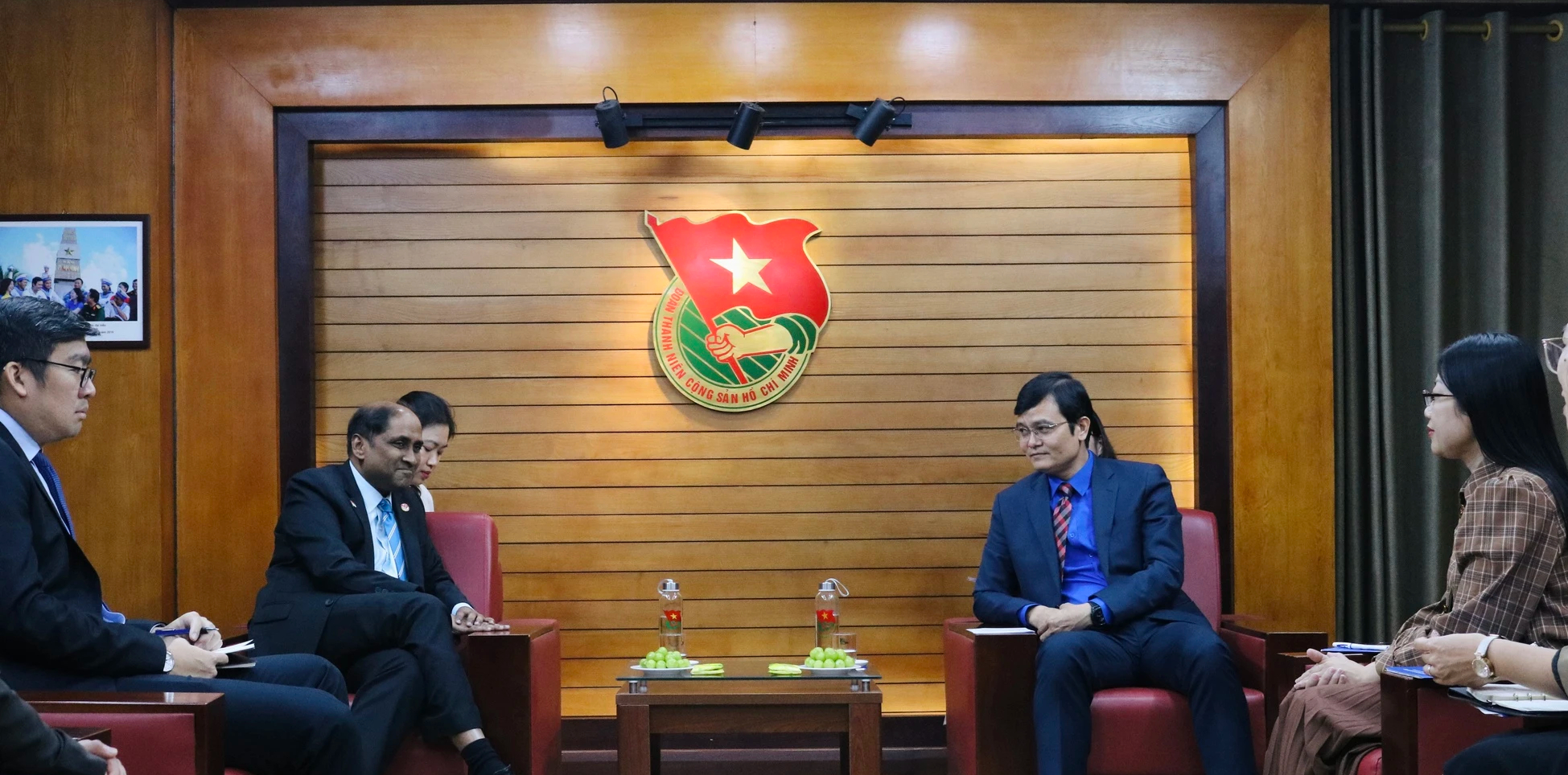 Anh Bùi Quang Huy tiếp Đại sứ đặc mệnh toàn quyền Singapore tại Việt Nam - Ảnh 1.