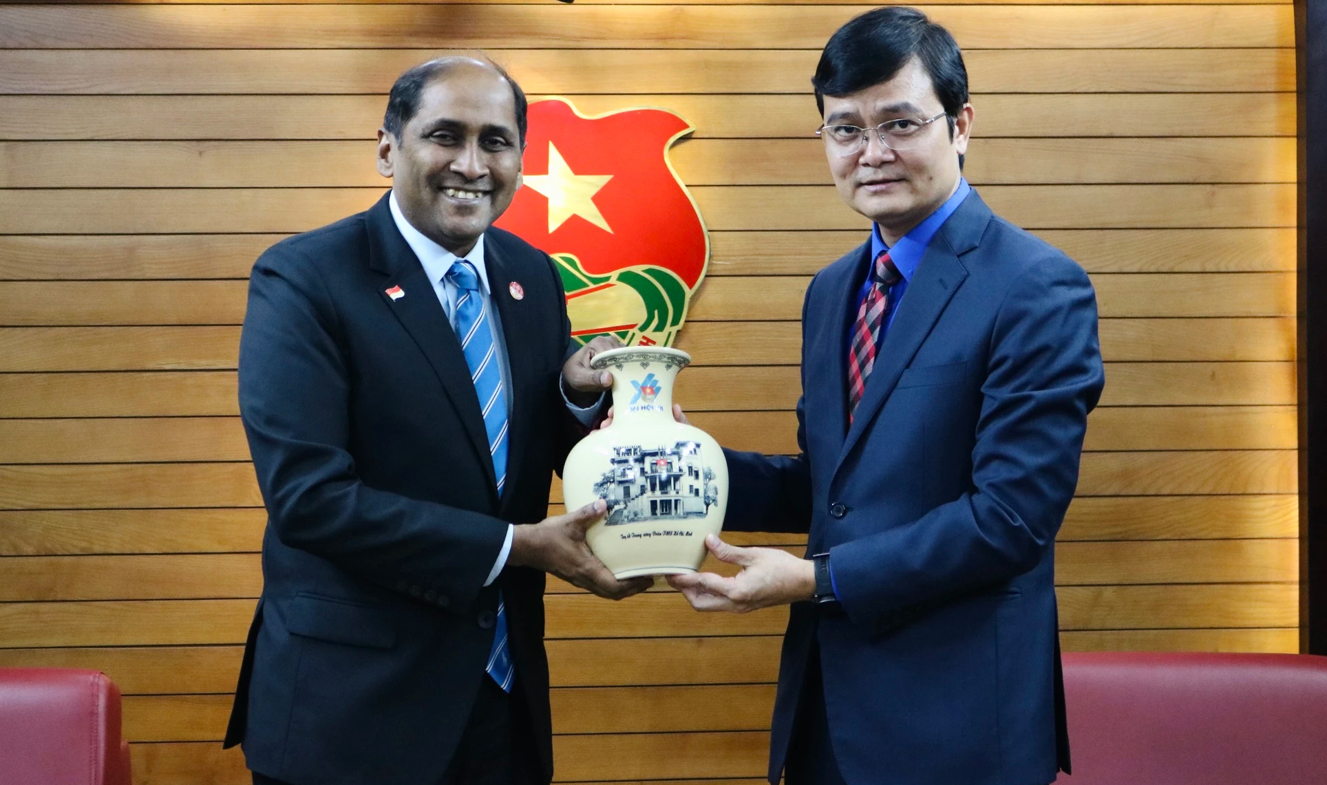 Anh Bùi Quang Huy tiếp Đại sứ đặc mệnh toàn quyền Singapore tại Việt Nam - Ảnh 2.