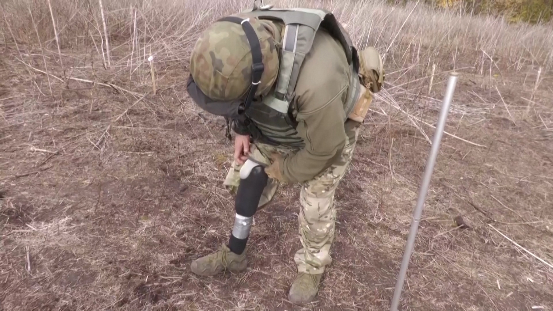 Rà phá bom mìn Ukraine: đặc công bị thương vẫn trở lại làm nhiệm vụ - Ảnh 1.