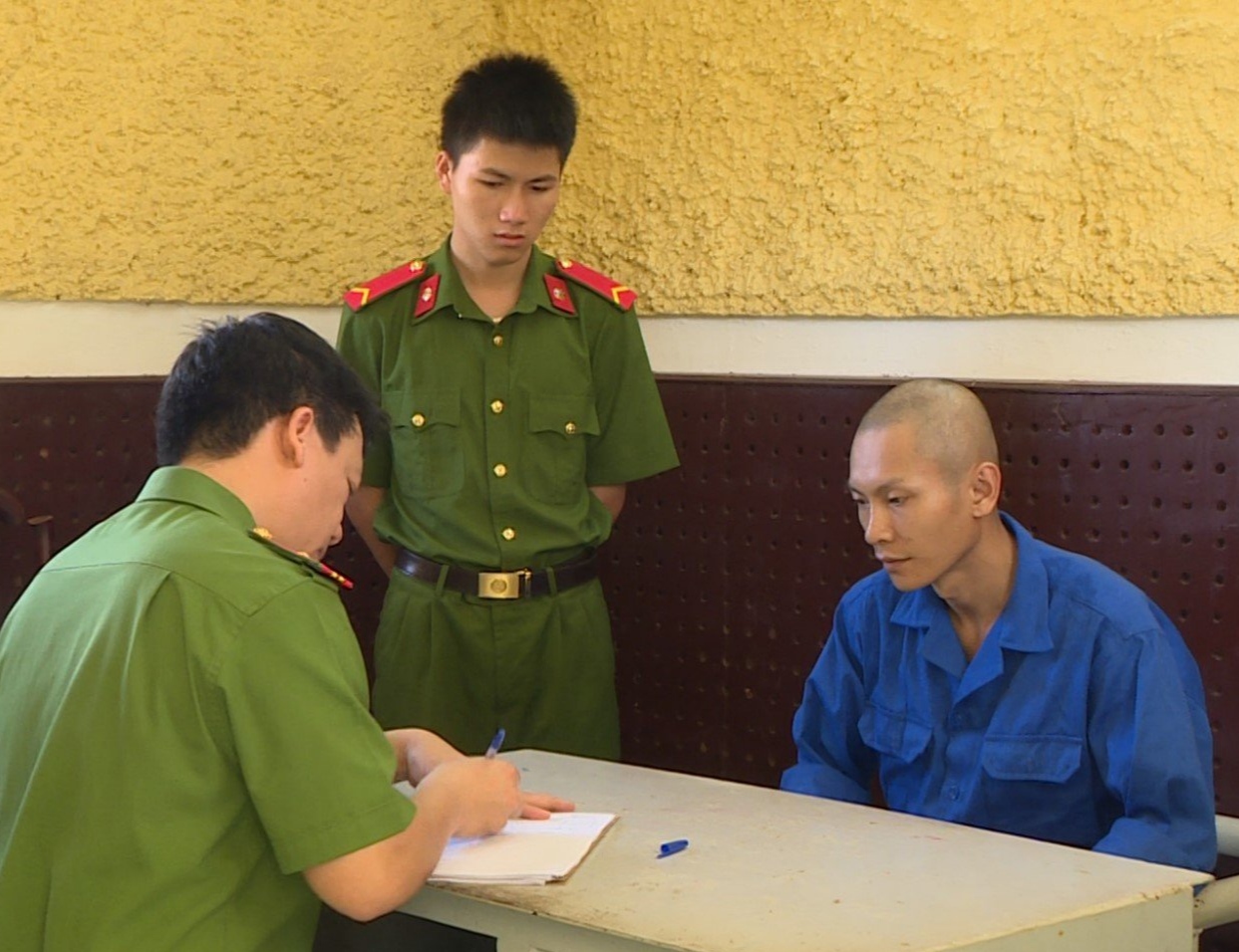 Giới thiệu cán bộ trung ương ‘rởm’ để lừa chạy án, 1 bị can bị bắt giam - Ảnh 1. Giới thiệu cán bộ trung ương ‘rởm’ để lừa chạy án, 1 bị can bị bắt giam - Ảnh 1.