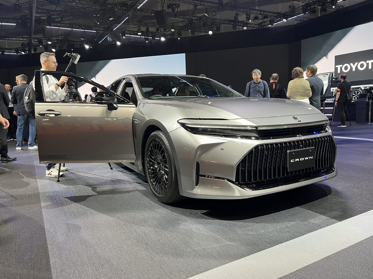 Tận mục Toyota Crown 2024 - sedan đáng mơ ước    - Ảnh 1.